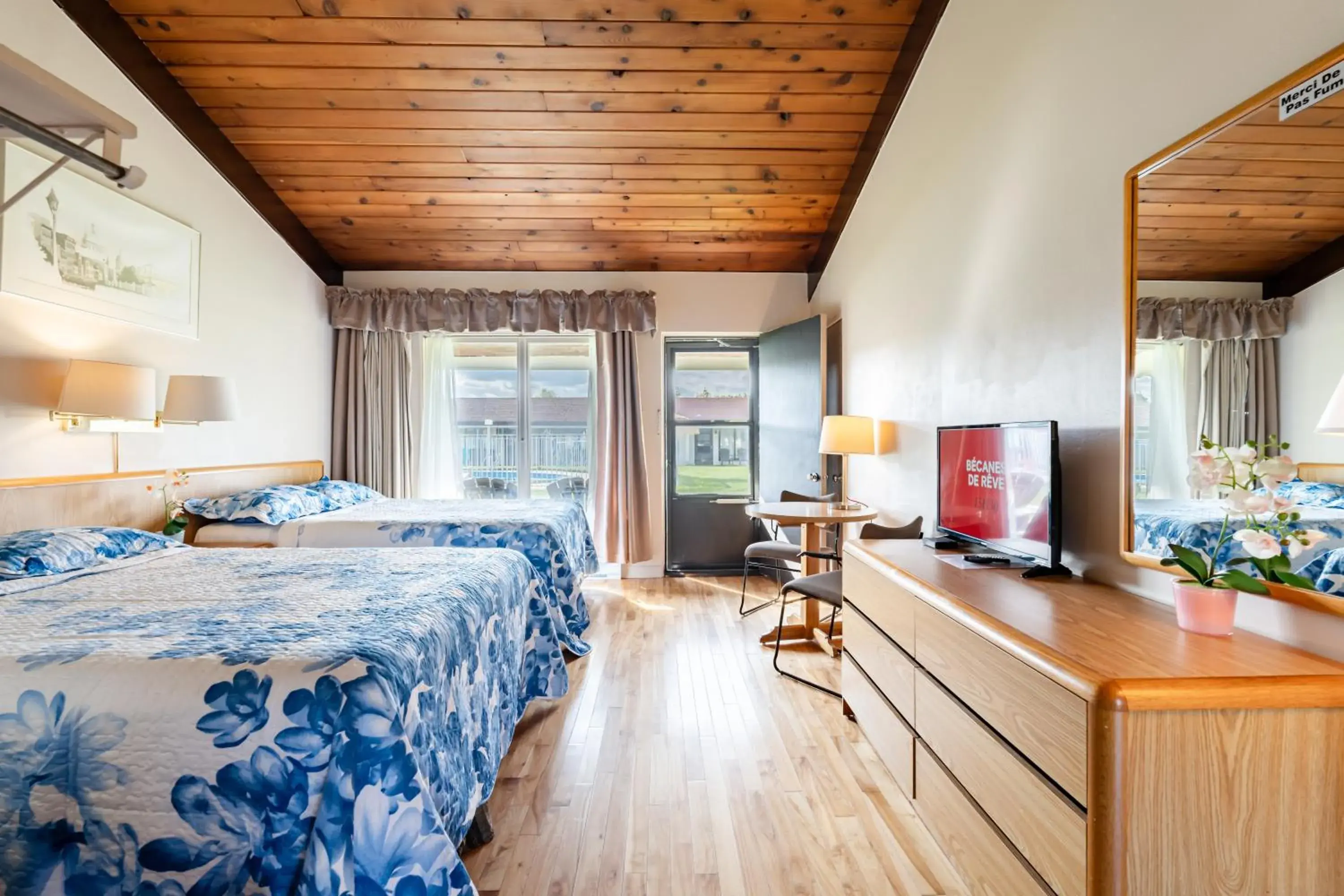 Room with Two Beds, Parquet Floor and Spa Bath in Hotel Motel Bonsoir Room with Two Beds, Parquet Floor and Spa Bath in Hotel Motel Bonsoir