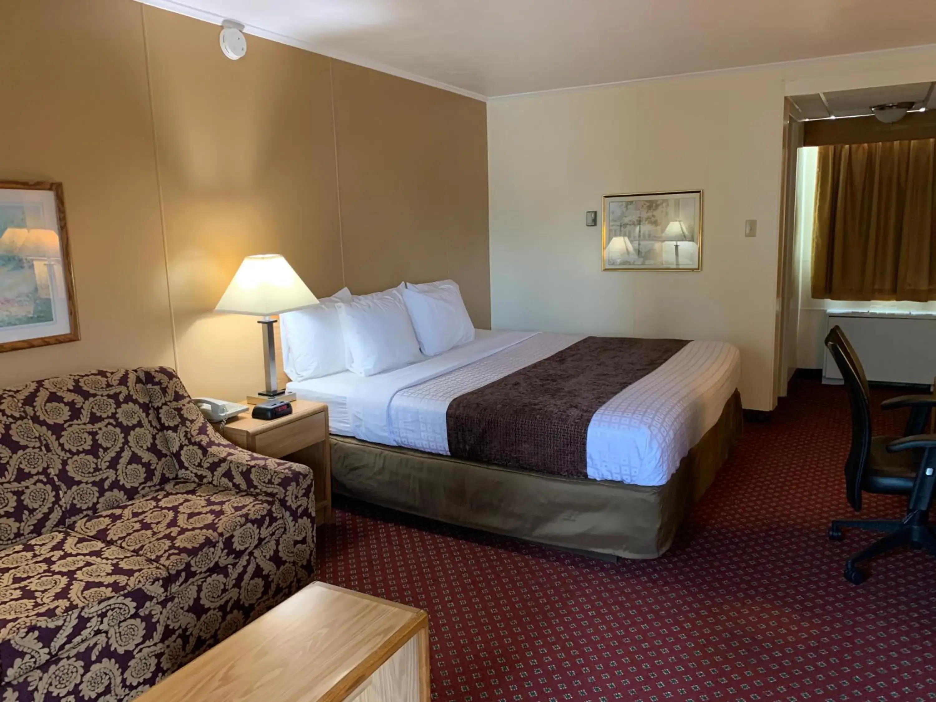 Standard King Room - Non-Smoking in Red Carpet Inn & Suites Ebensburg Standard King Room - Non-Smoking in Red Carpet Inn & Suites Ebensburg