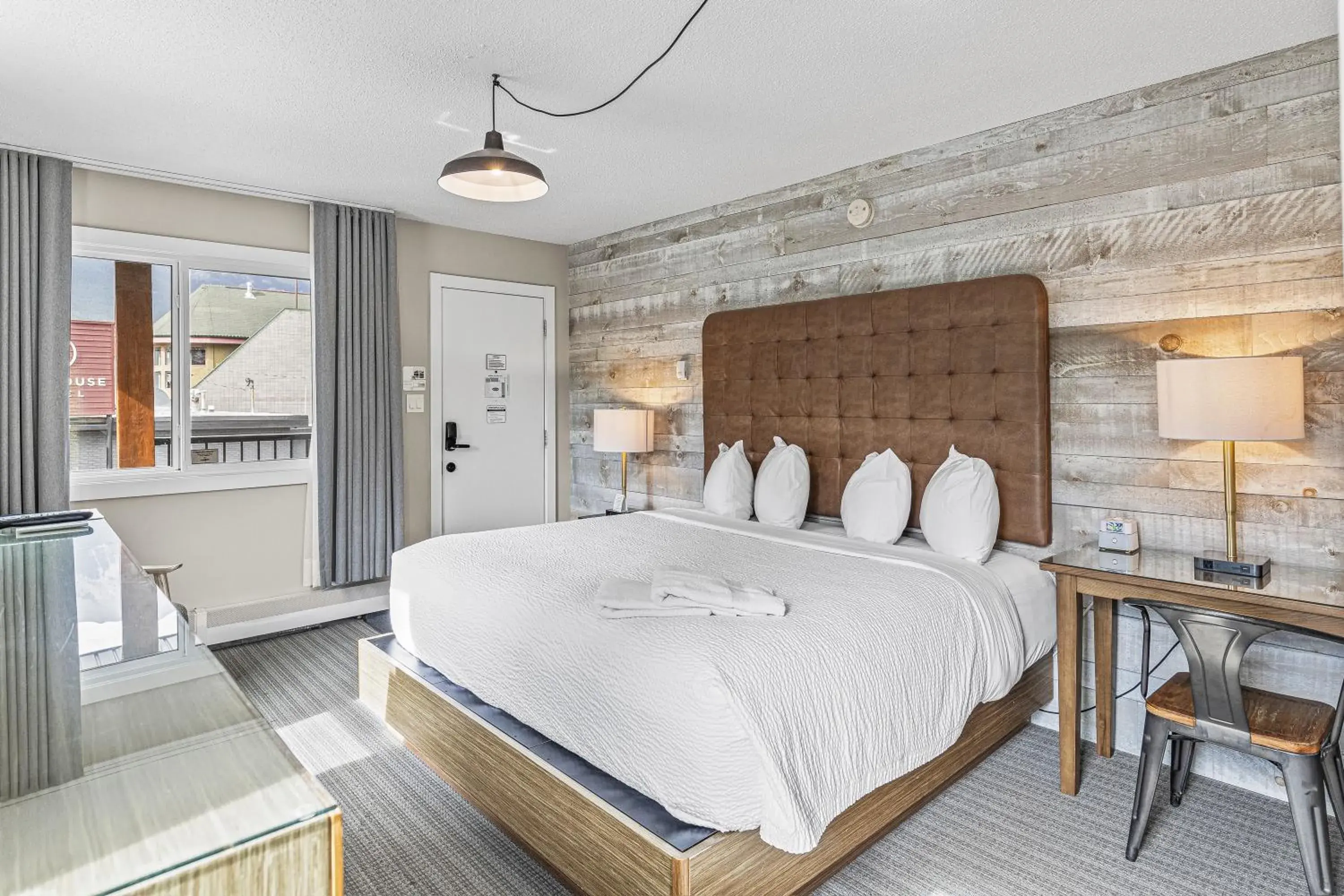 King Room with Mountain View - Self Check-In in Lamphouse By Basecamp King Room with Mountain View - Self Check-In in Lamphouse By Basecamp