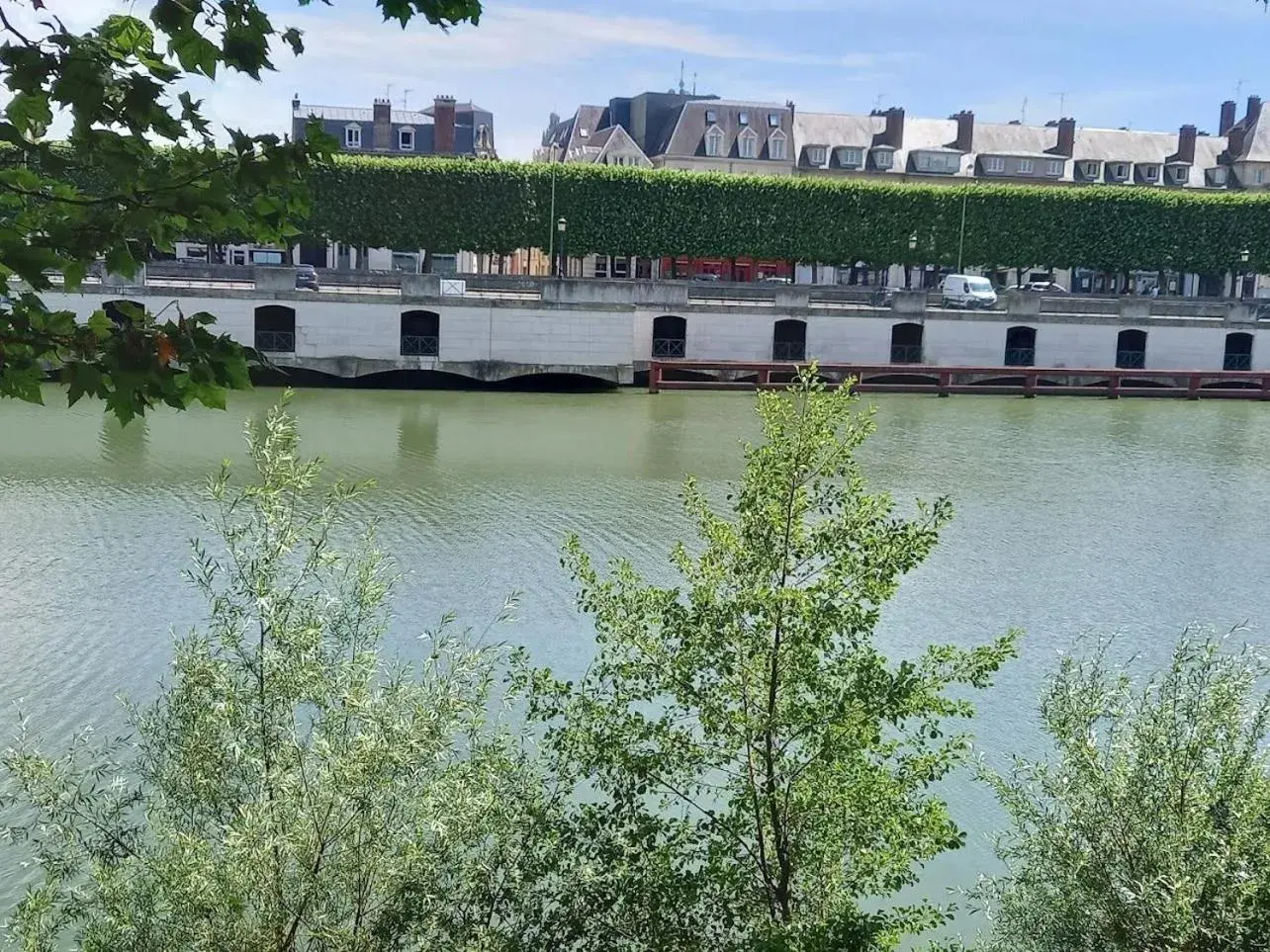 Deluxe Twin Room in Logis - Hôtel du Nord et Restaurant La Table d'Elisa Deluxe Twin Room in Logis - Hôtel du Nord et Restaurant La Table d'Elisa