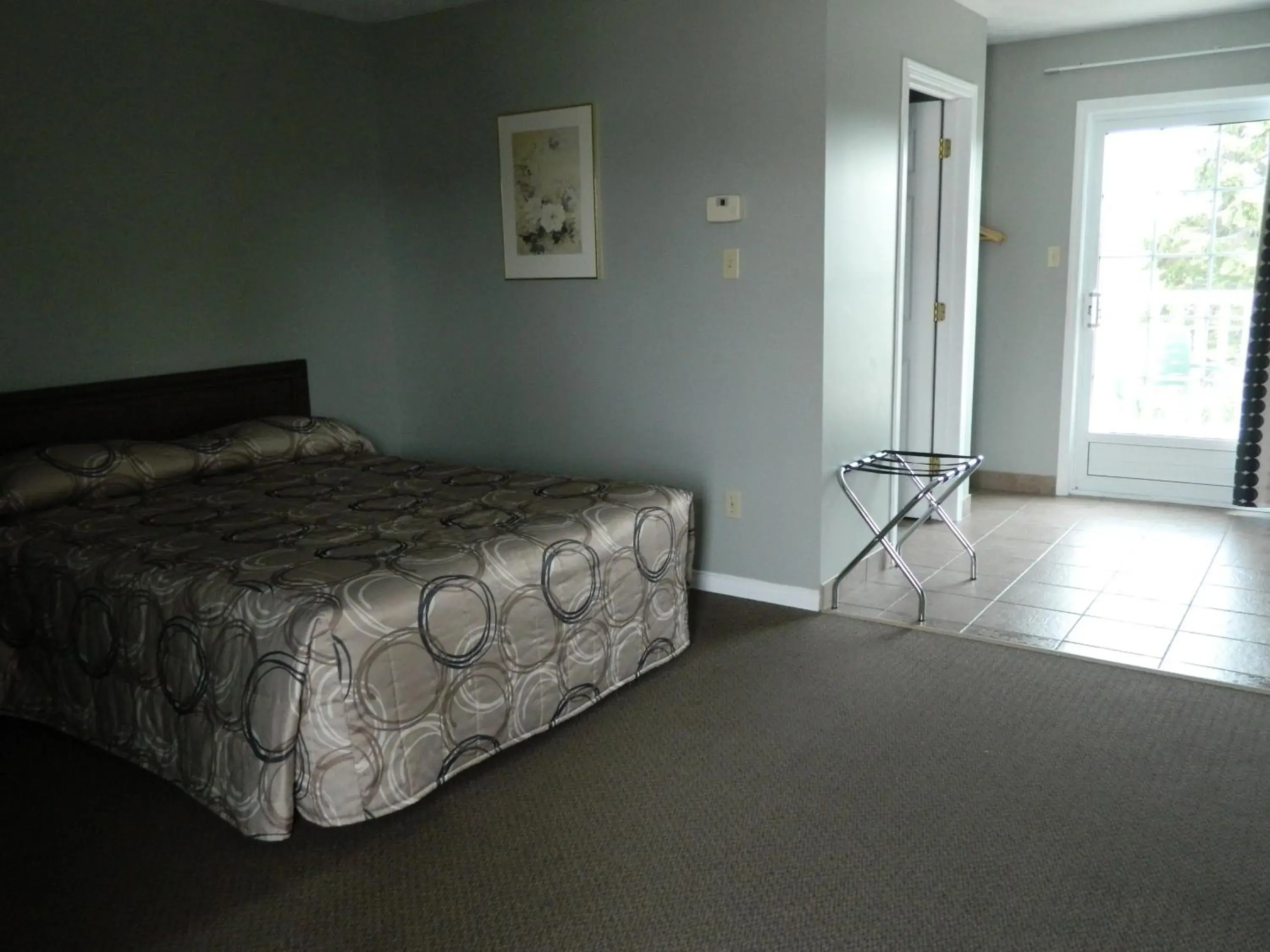 Queen Room with Balcony - single occupancy - Non-Smoking in Hilltop Motel & Restaurant Queen Room with Balcony - single occupancy - Non-Smoking in Hilltop Motel & Restaurant