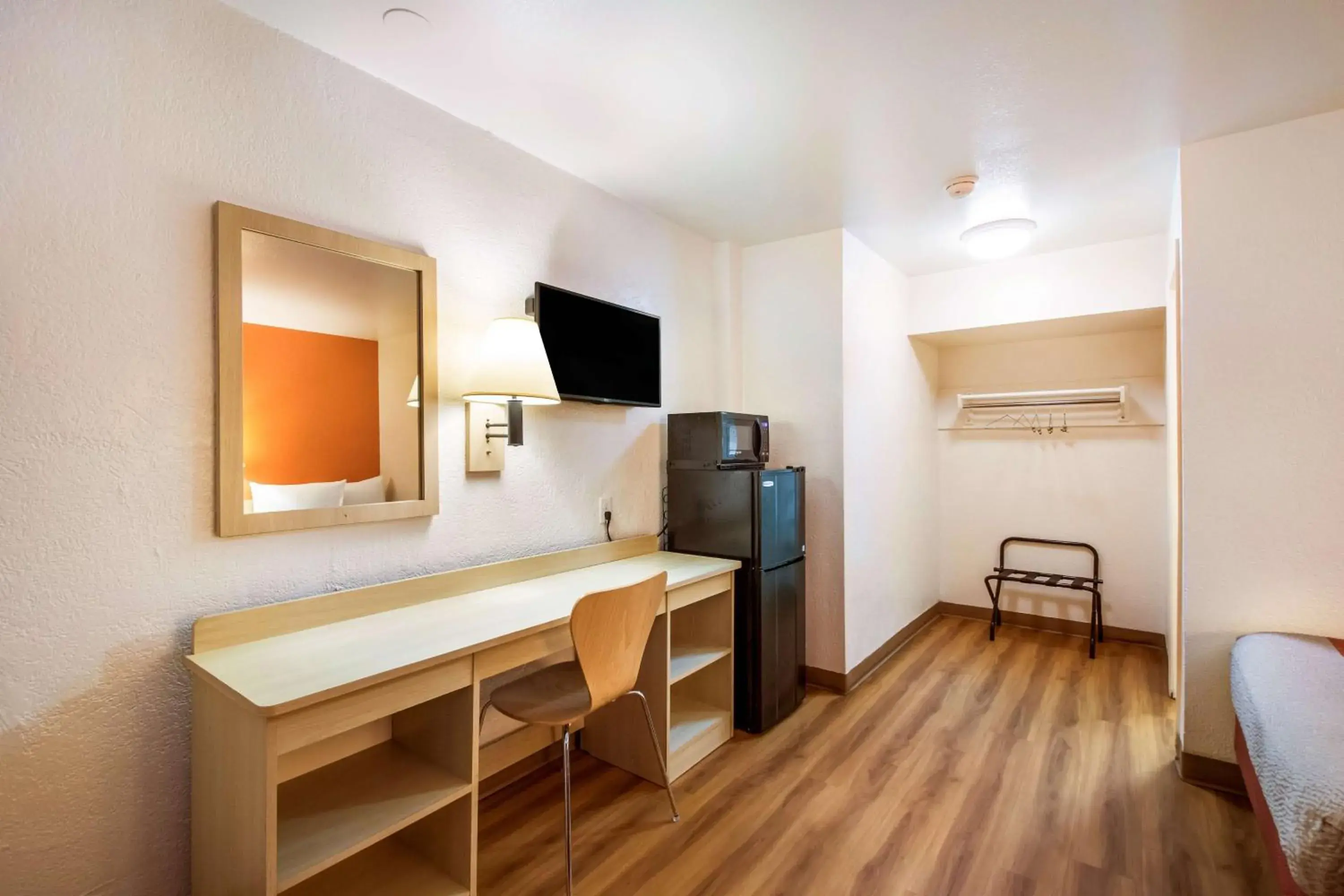 Classic Quadruple Room - single occupancy in Motel 6-Youngtown, AZ - Phoenix - Sun City Classic Quadruple Room - single occupancy in Motel 6-Youngtown, AZ - Phoenix - Sun City
