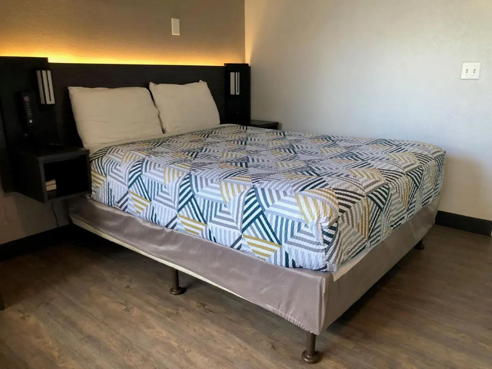 Queen Room - single occupancy - Non-Smoking in Motel 6-Nogales, AZ - Mariposa Road Queen Room - single occupancy - Non-Smoking in Motel 6-Nogales, AZ - Mariposa Road