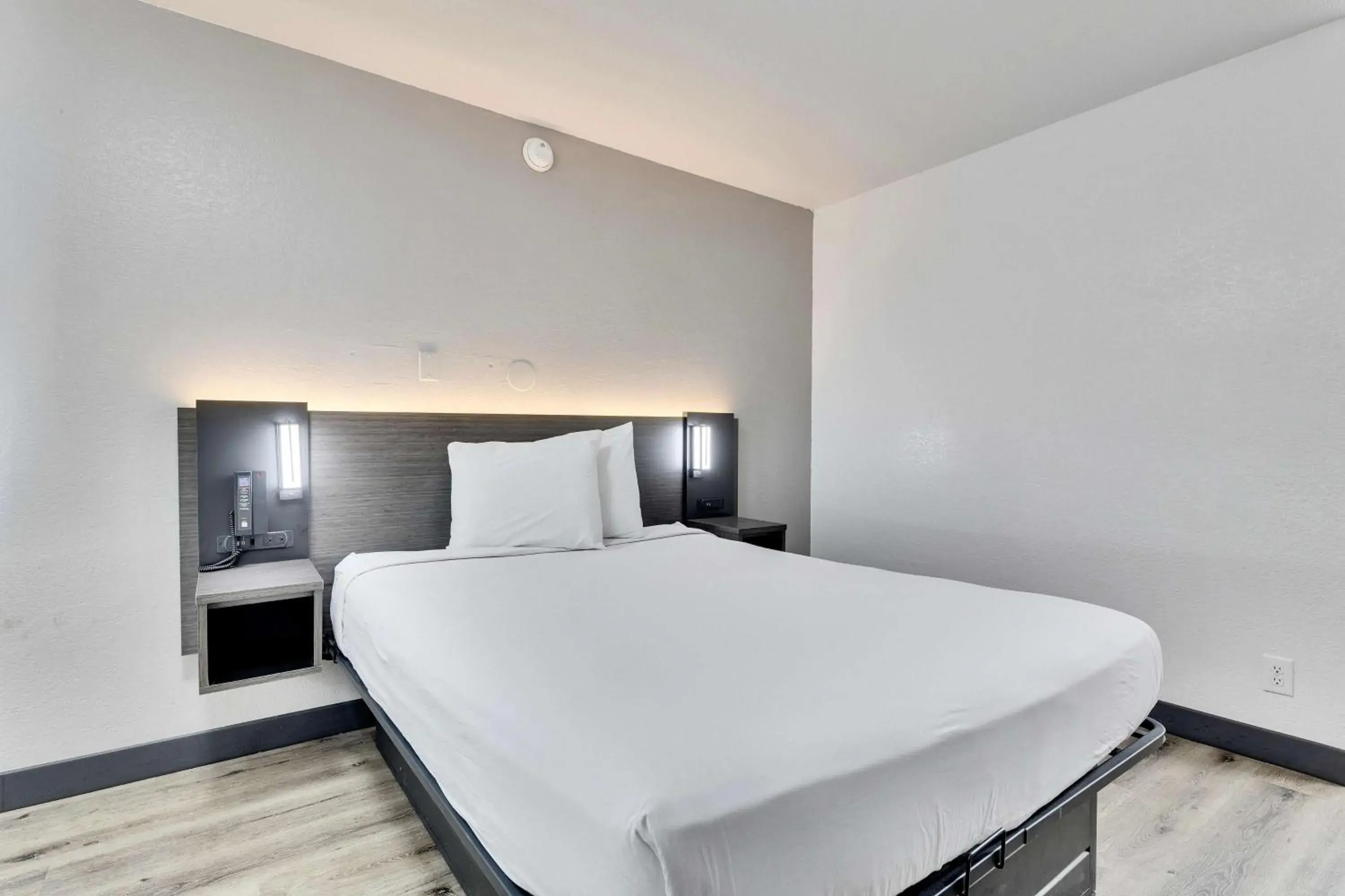 Double Room - Disability Access - Roll In Shower in Motel 6-Austin, TX - South - Airport Double Room - Disability Access - Roll In Shower in Motel 6-Austin, TX - South - Airport