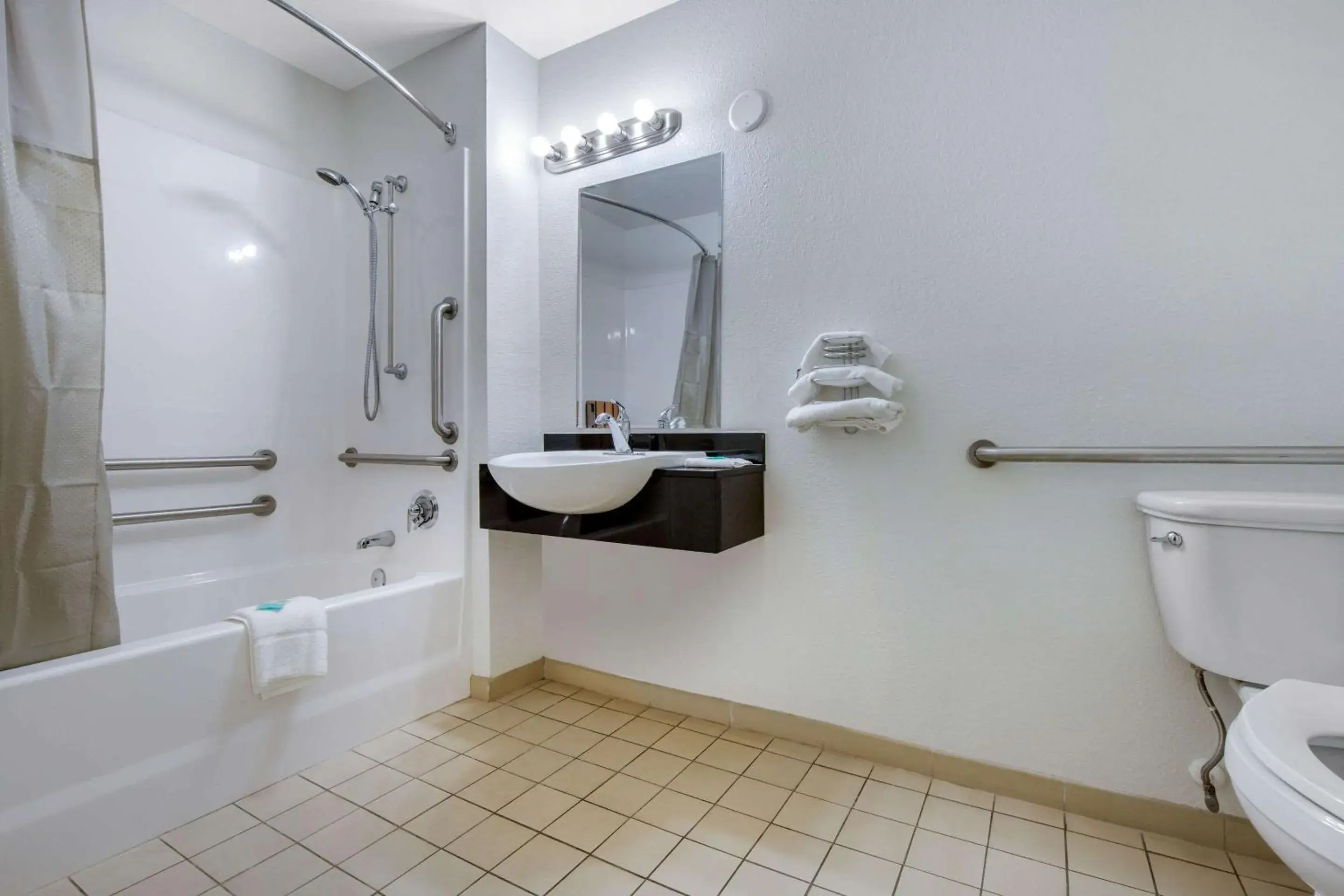 Queen Room - Disability Access/Non-Smoking in Rodeway Inn Winston Salem Route 52 Queen Room - Disability Access/Non-Smoking in Rodeway Inn Winston Salem Route 52