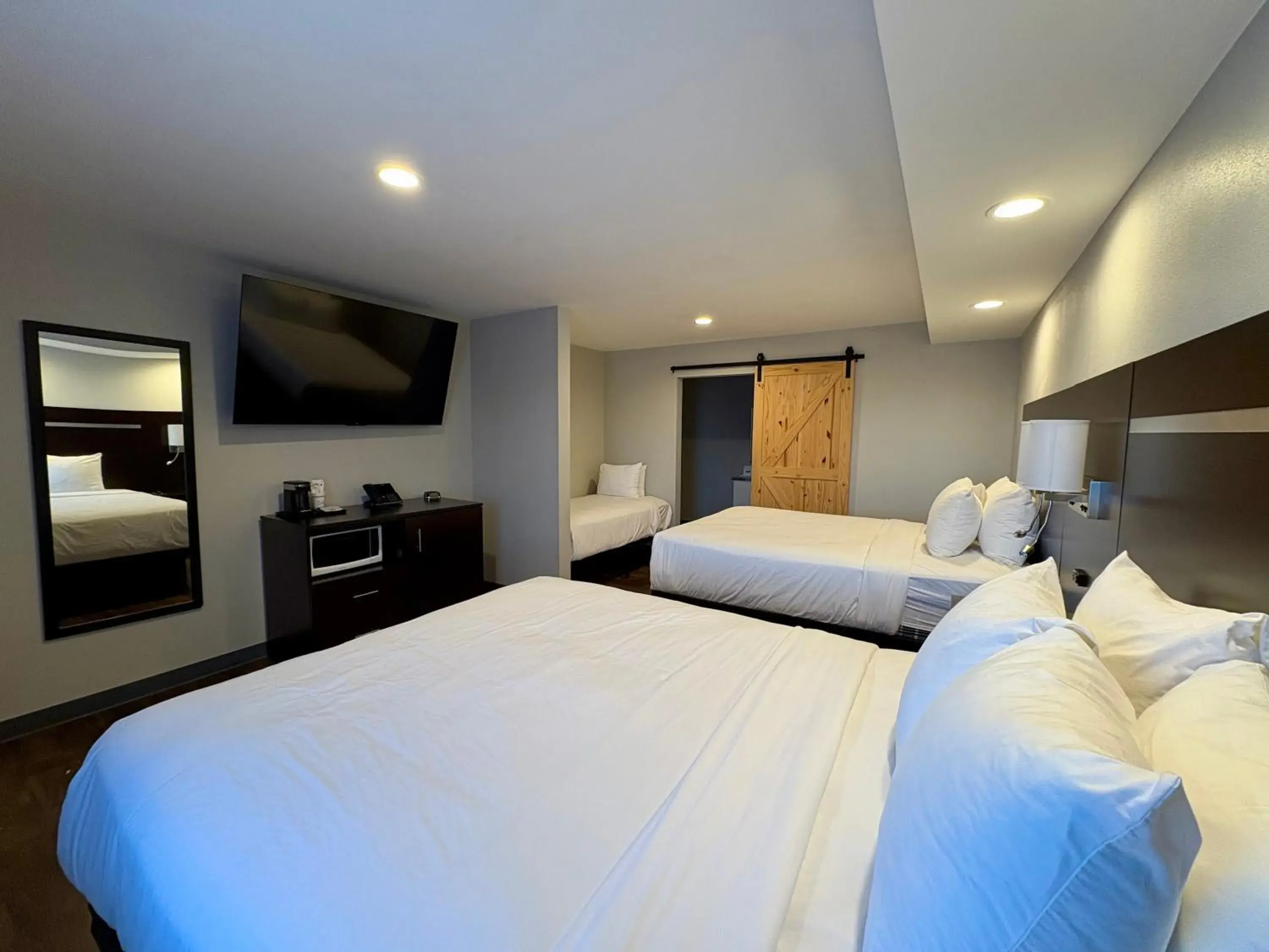 2 Queen Beds 1 Twin Bed Non-Smoking in Americas Best Value Inn Wall 2 Queen Beds 1 Twin Bed Non-Smoking in Americas Best Value Inn Wall