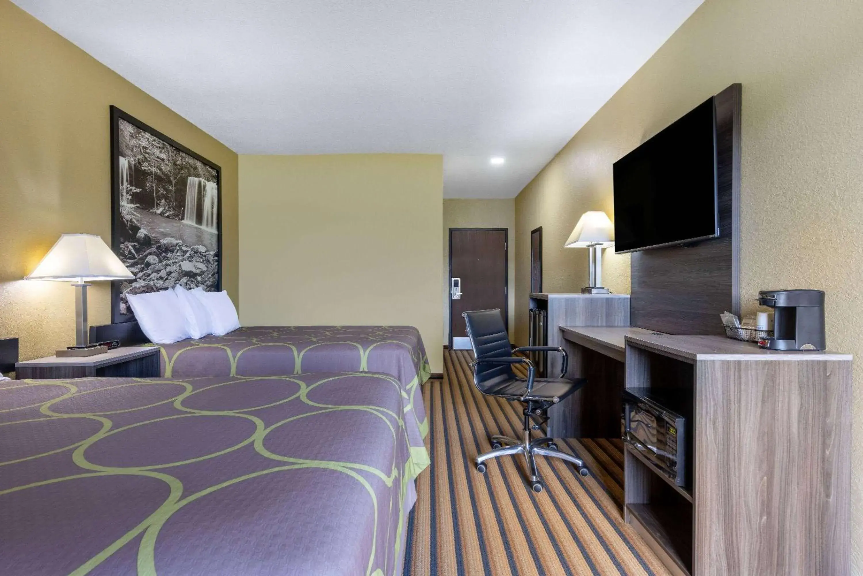 Deluxe Queen Room with Two Queen Beds - Non-Smoking in Super 8 by Wyndham Nixa/Springfield Area Deluxe Queen Room with Two Queen Beds - Non-Smoking in Super 8 by Wyndham Nixa/Springfield Area