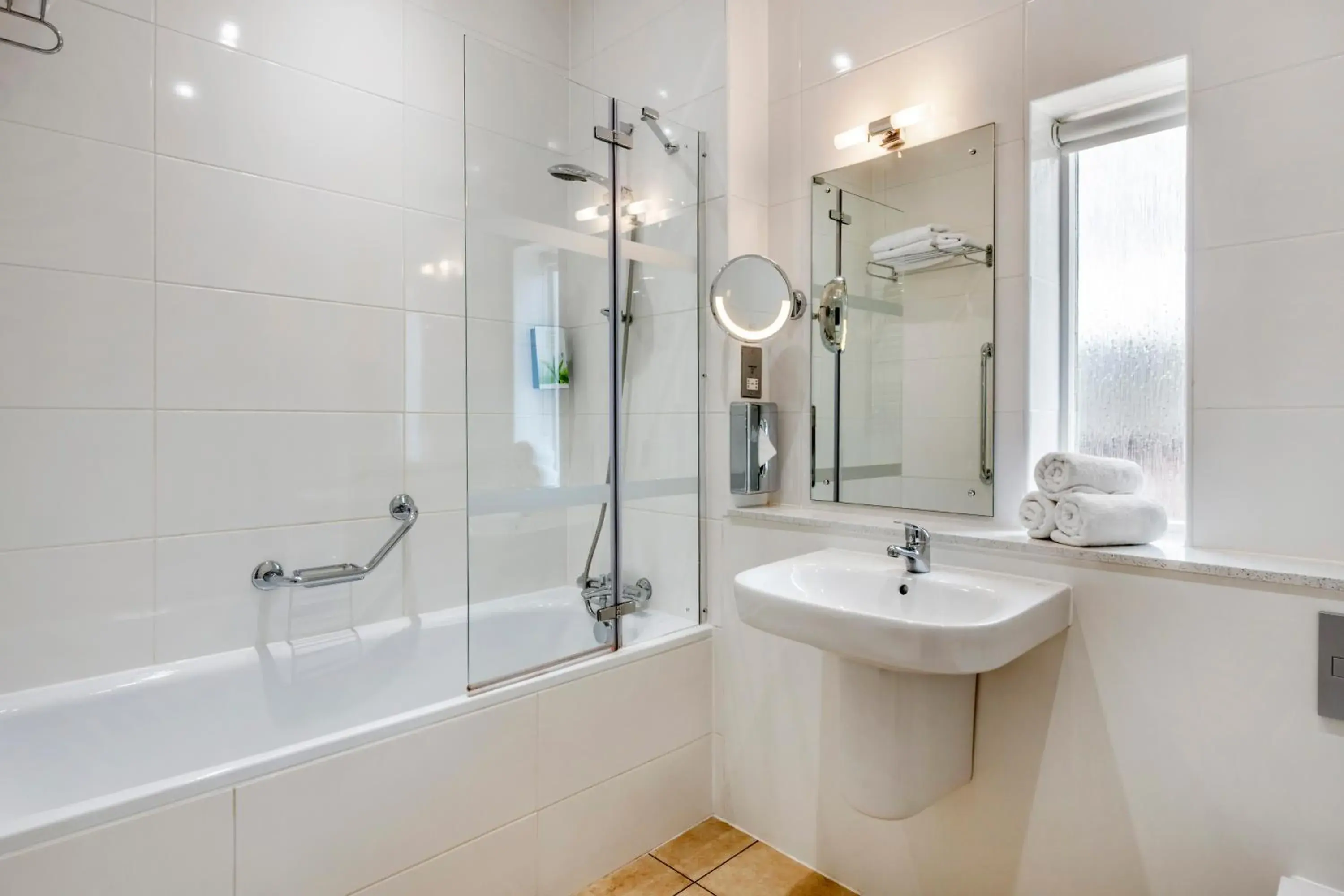 Three-Bedroom Apartment in Wychnor Park Country Club Three-Bedroom Apartment in Wychnor Park Country Club