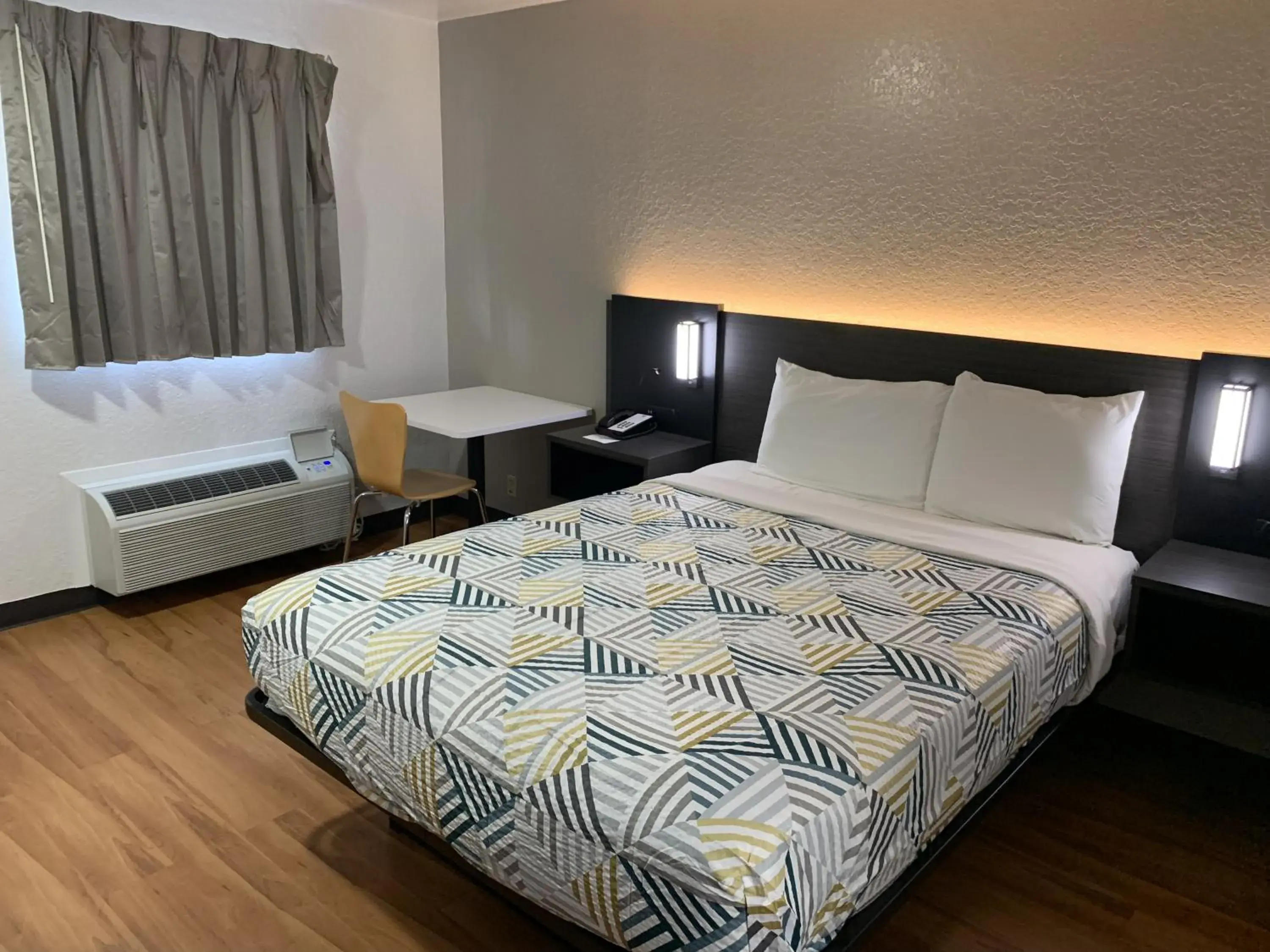 Deluxe Queen Room - Smoking in Motel 6-Atlanta, TX Deluxe Queen Room - Smoking in Motel 6-Atlanta, TX