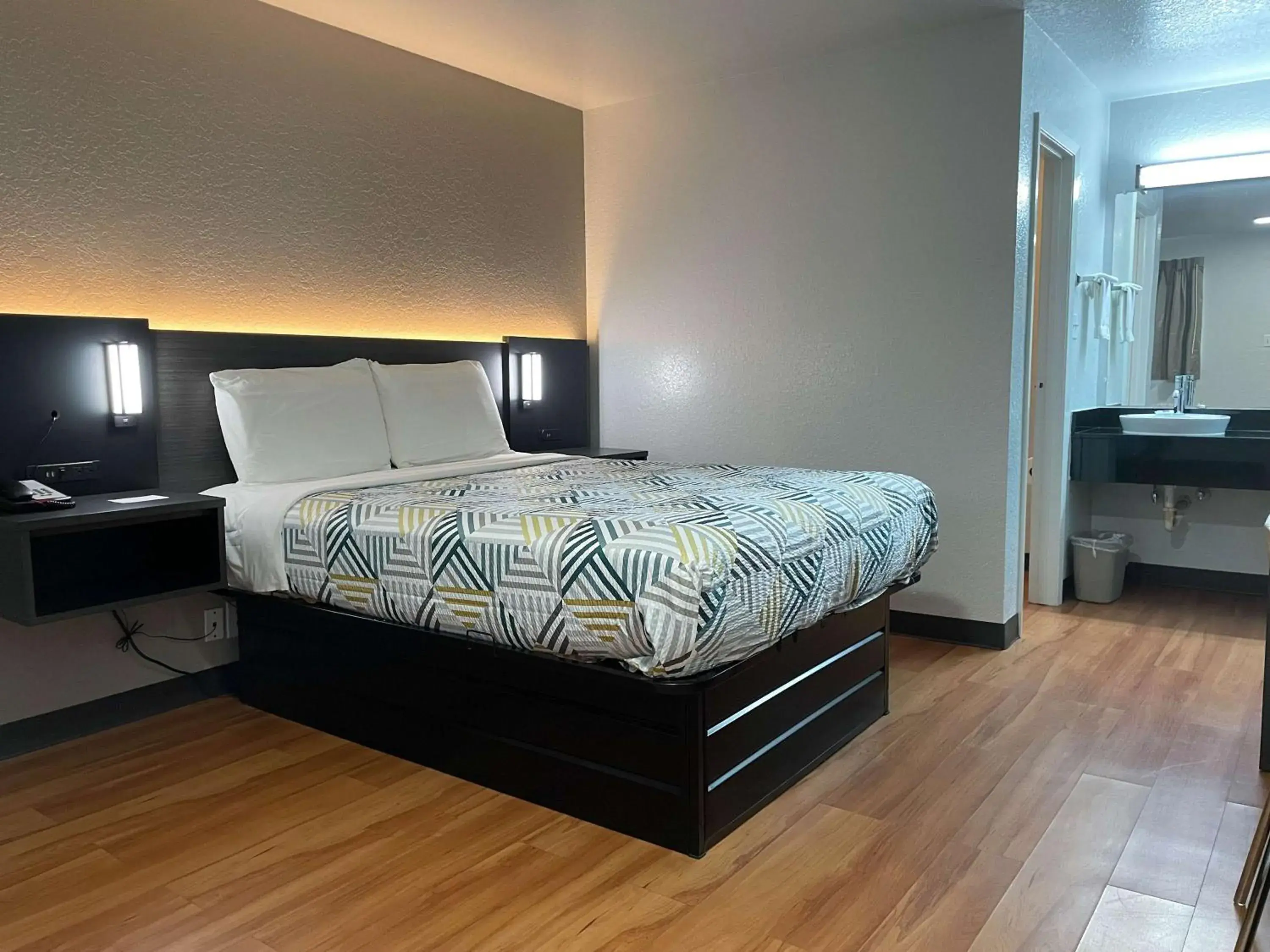 Deluxe King Room - Non-Smoking in Motel 6-Atlanta, TX Deluxe King Room - Non-Smoking in Motel 6-Atlanta, TX