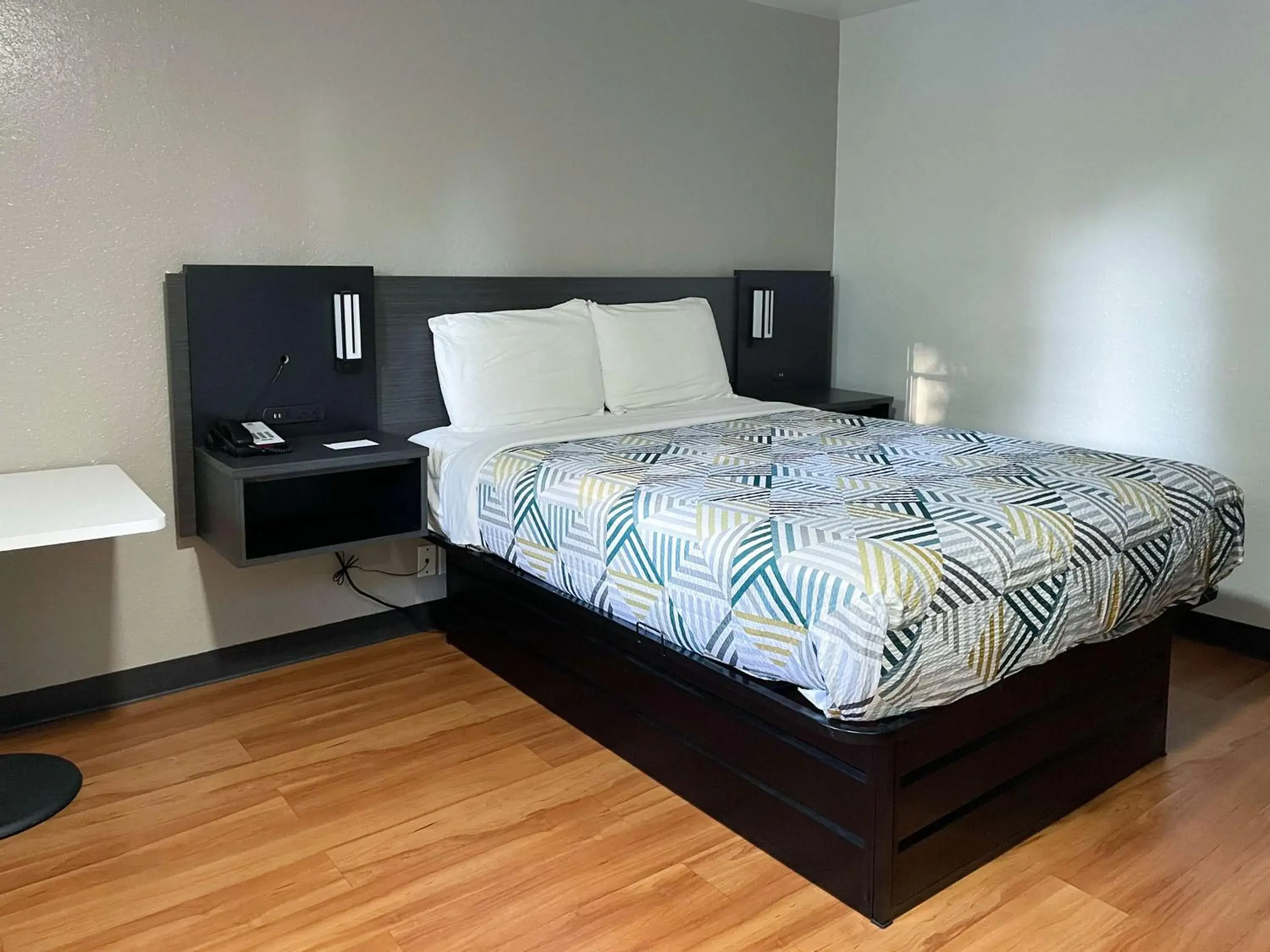 Deluxe King Room - Smoking in Motel 6-Atlanta, TX Deluxe King Room - Smoking in Motel 6-Atlanta, TX