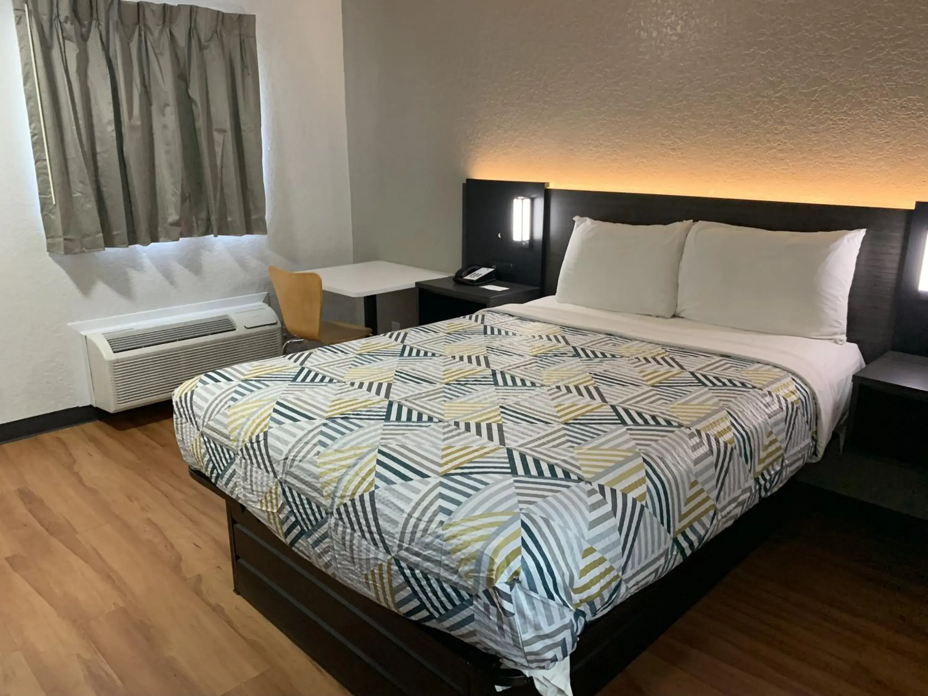 Deluxe Queen Room - Non-Smoking in Motel 6-Atlanta, TX Deluxe Queen Room - Non-Smoking in Motel 6-Atlanta, TX