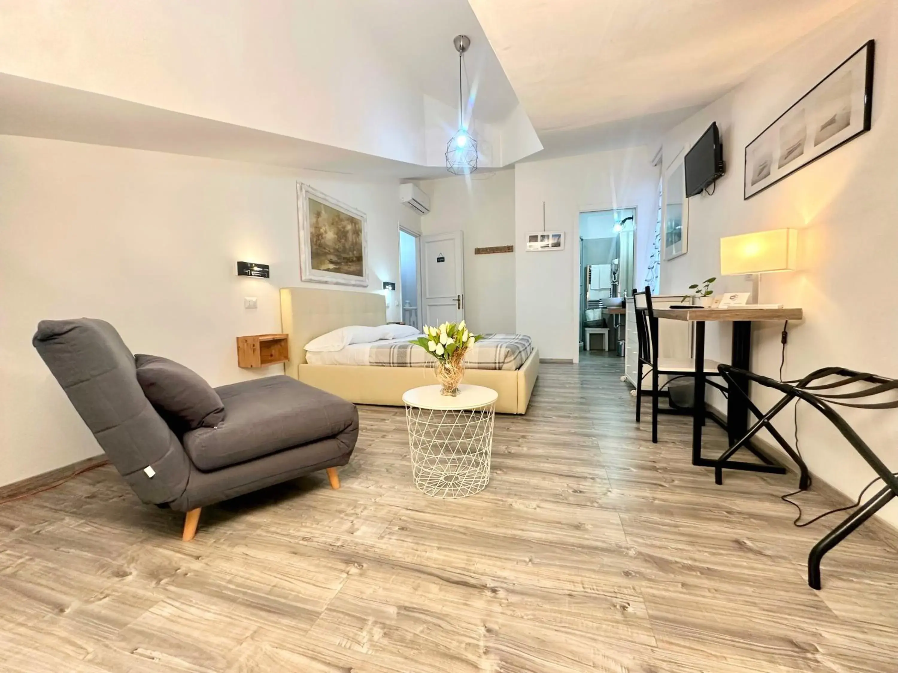 Double Room with Extra Bed - single occupancy in Il BorGhetto Guest House Double Room with Extra Bed - single occupancy in Il BorGhetto Guest House