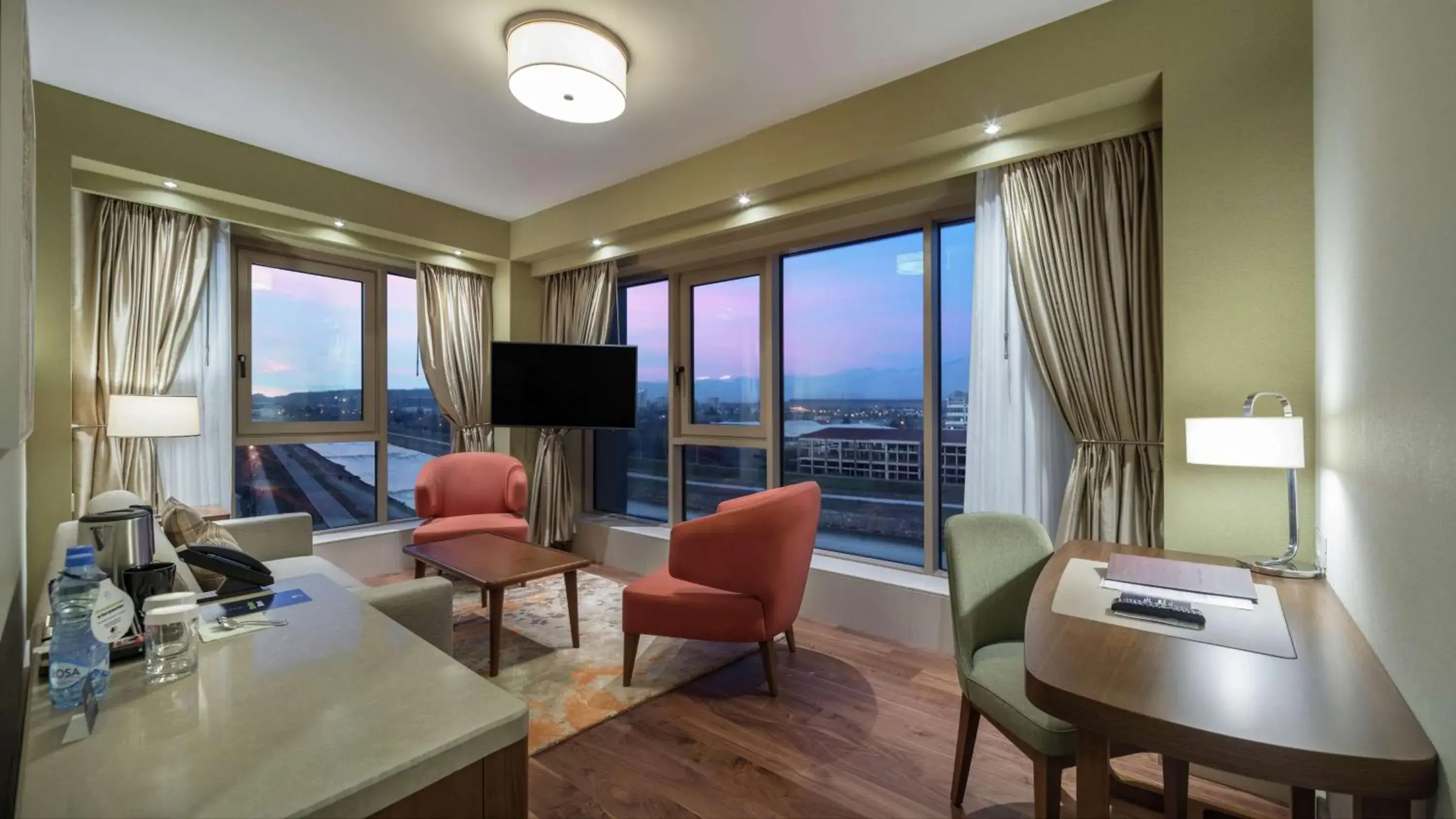 One-Bedroom King Suite in DoubleTree By Hilton Skopje One-Bedroom King Suite in DoubleTree By Hilton Skopje