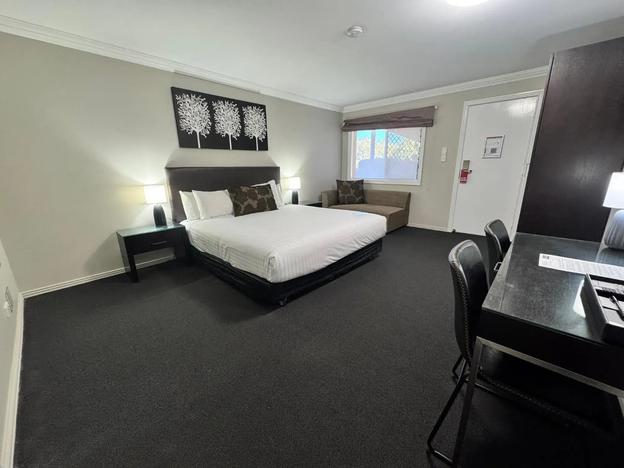 King Room in Ambassador On Ruthven King Room in Ambassador On Ruthven