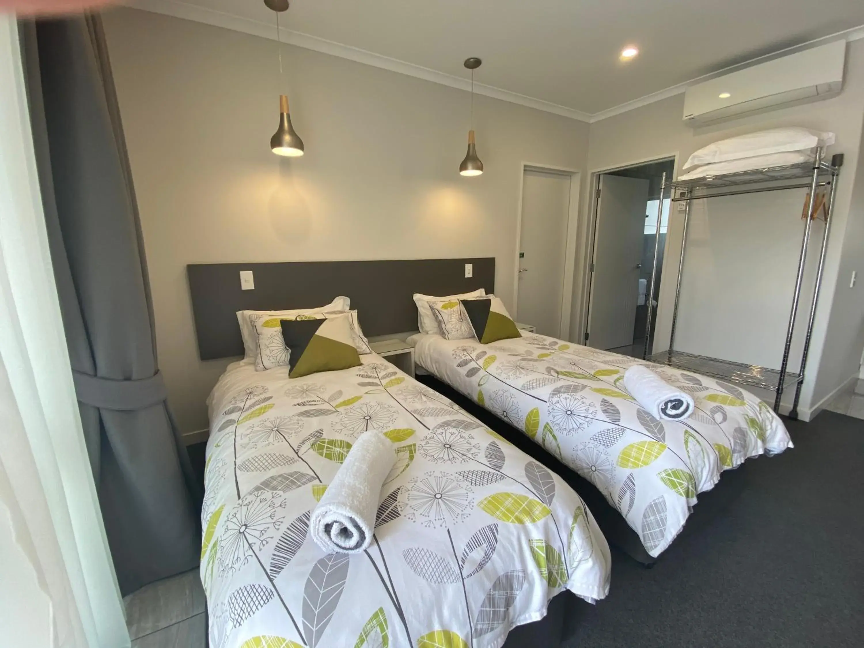 Deluxe Twin Room in BigSky Motels Deluxe Twin Room in BigSky Motels