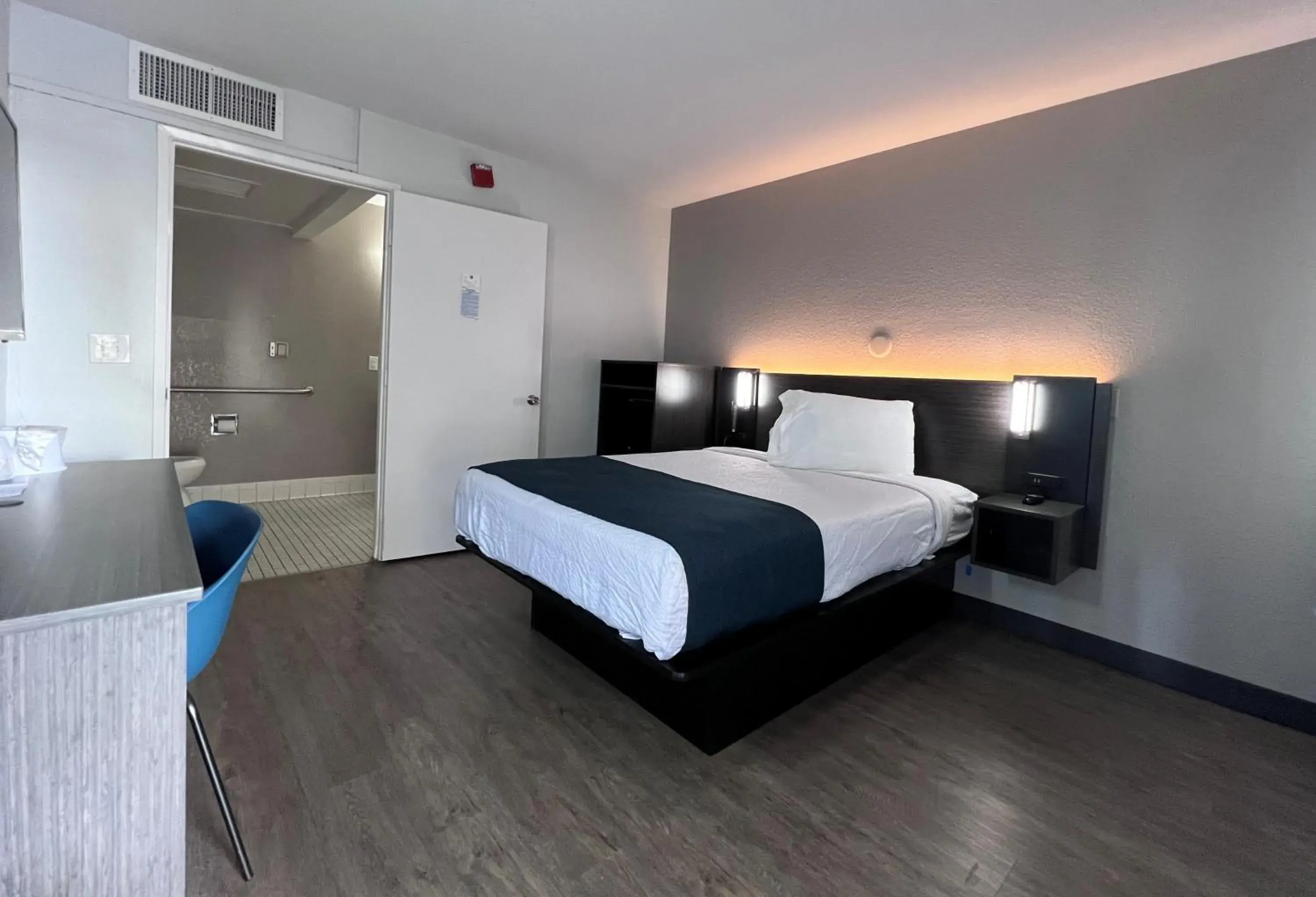 Double Room - Disability Access in Motel 6-Bakersfield, CA - South Double Room - Disability Access in Motel 6-Bakersfield, CA - South
