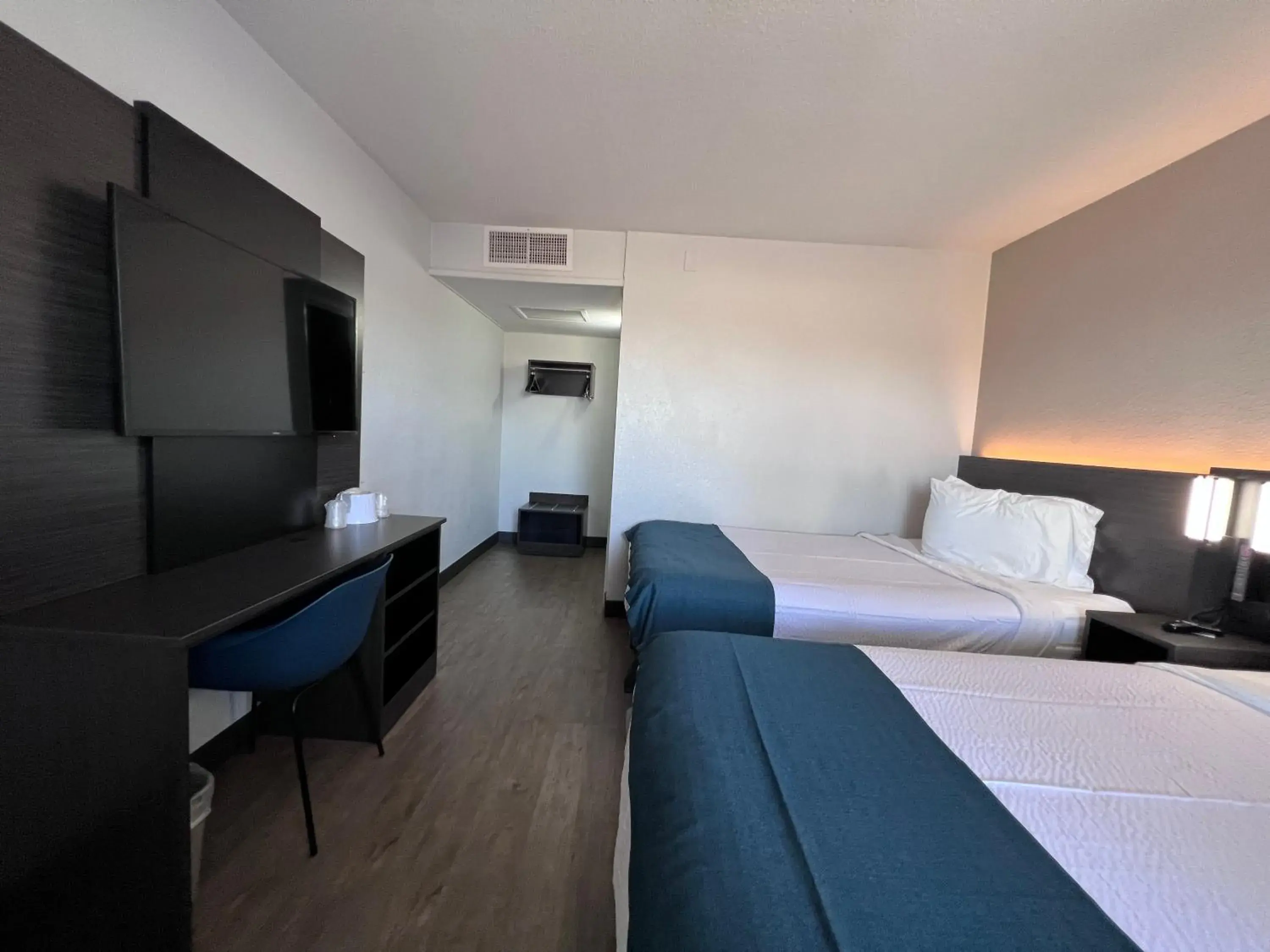 Quadruple Room - Smoking in Motel 6-Bakersfield, CA - South Quadruple Room - Smoking in Motel 6-Bakersfield, CA - South