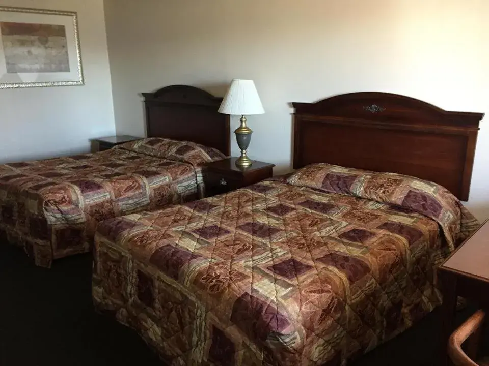 Queen Room with Two Queen Beds - Non-Smoking in Summer Wind Budget Motel Queen Room with Two Queen Beds - Non-Smoking in Summer Wind Budget Motel