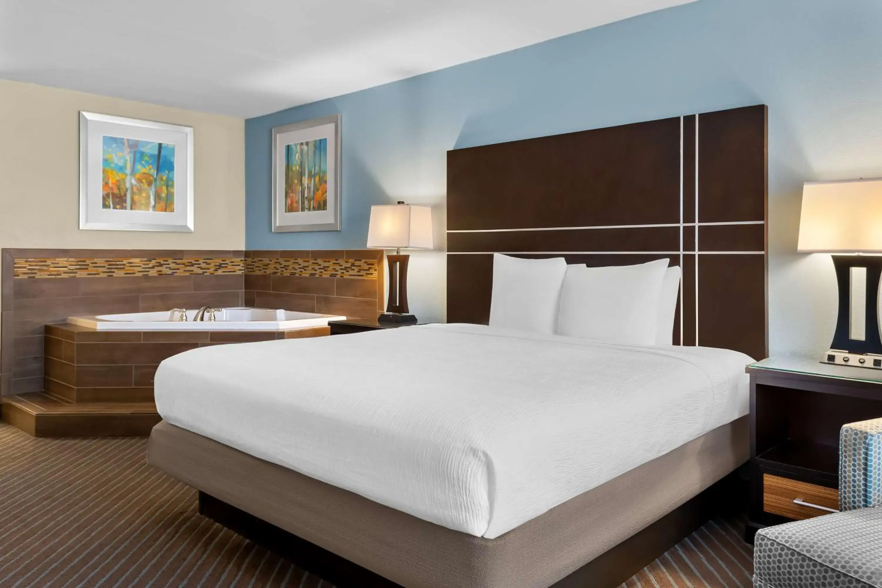 King Room with Hot Tub - Non-Smoking in Best Western Newport Inn King Room with Hot Tub - Non-Smoking in Best Western Newport Inn