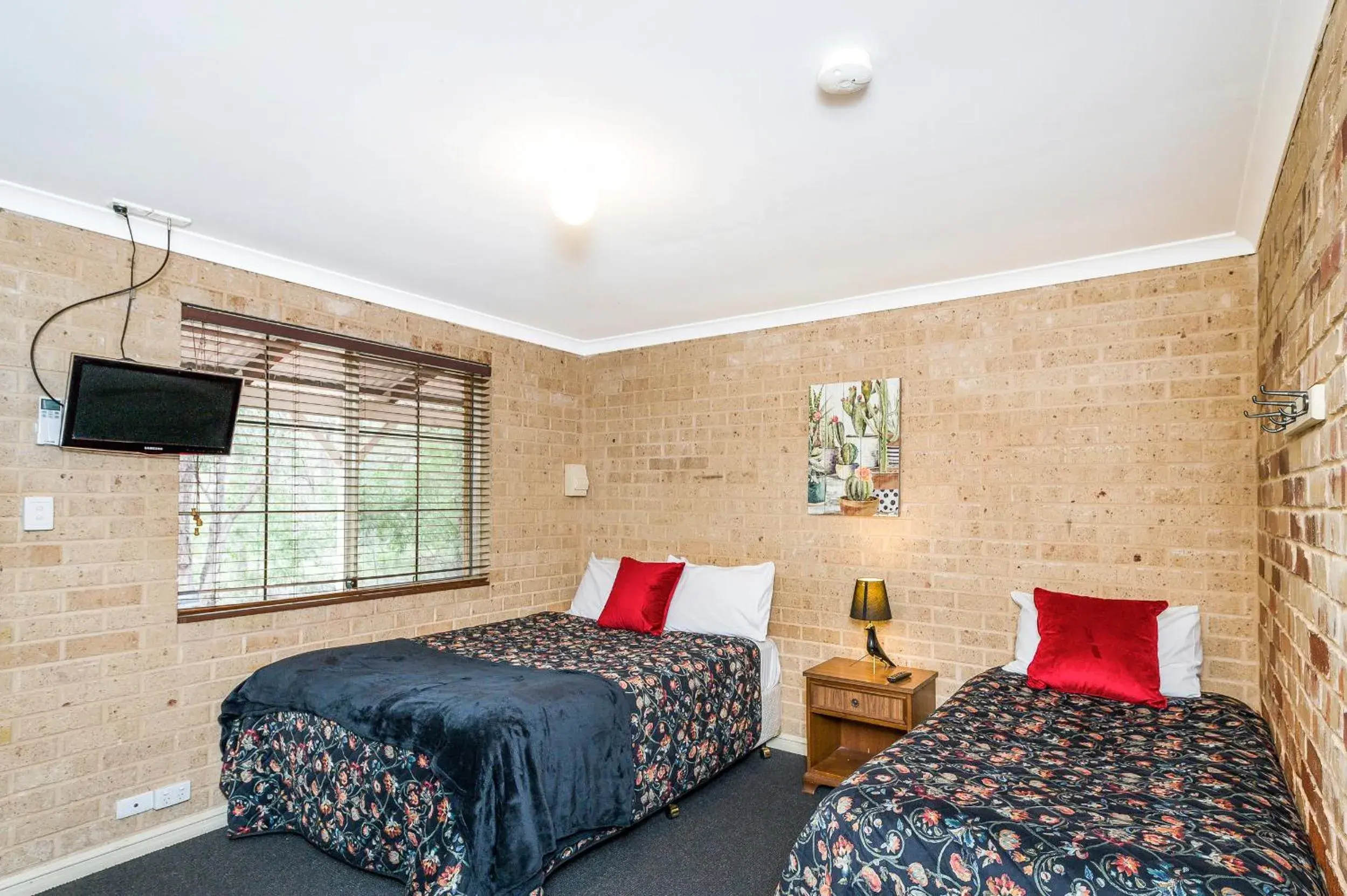 Bush Retreat Twin Share Unit - Not Pet Friendly in Travellers Rest Motel Bush Retreat Twin Share Unit - Not Pet Friendly in Travellers Rest Motel