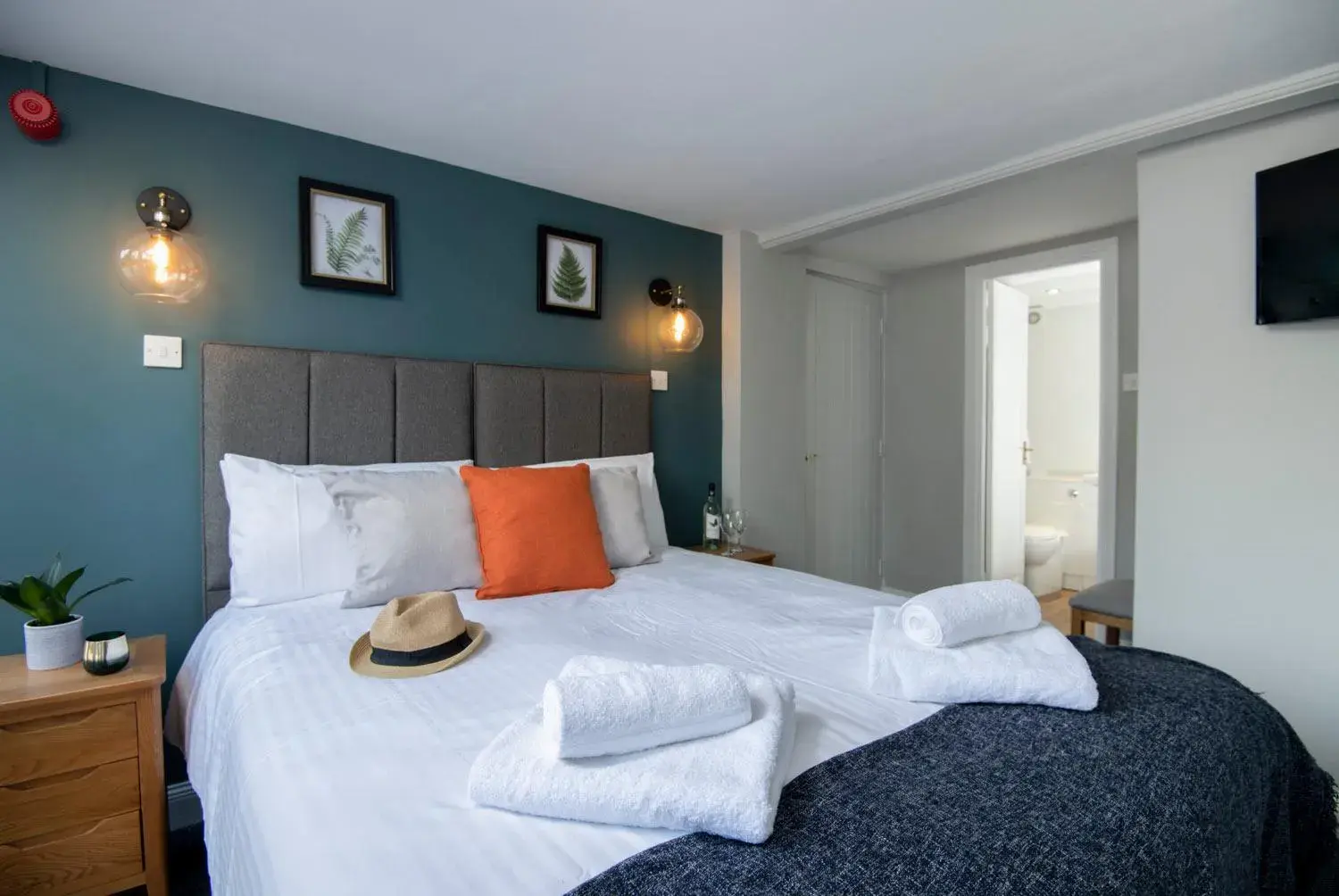 Classic Double Room (Pet Friendly) in Lakeview Manor Classic Double Room (Pet Friendly) in Lakeview Manor