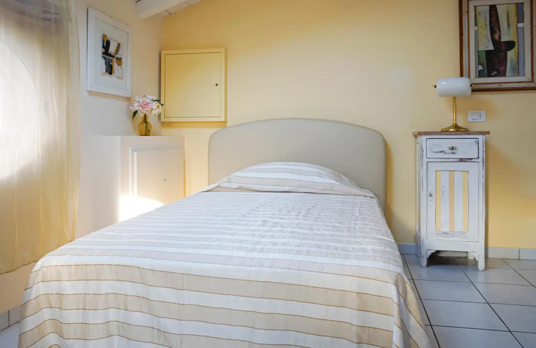 Large Single Room in Villa Amelia Rooms Large Single Room in Villa Amelia Rooms