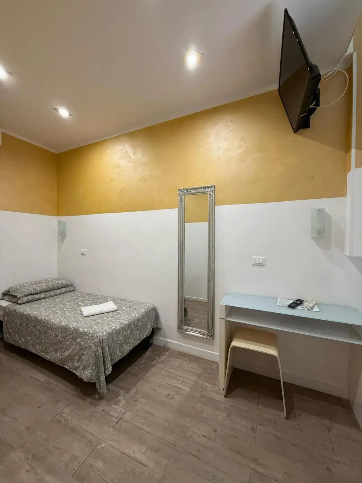Single Room with Private Bathroom in Via Palazzo Sanremo Single Room with Private Bathroom in Via Palazzo Sanremo