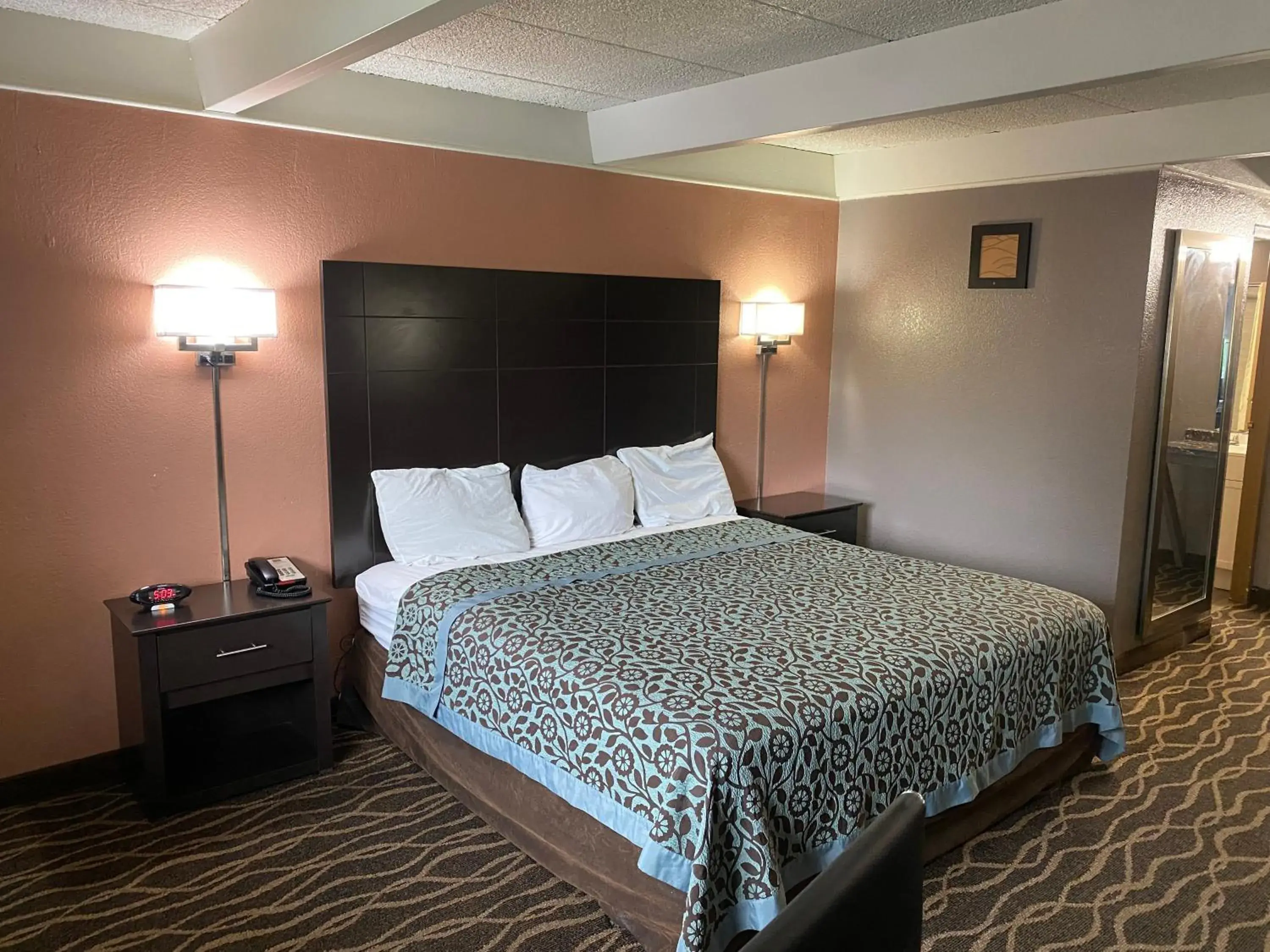 Superior King Suite in Economy Inn North Randall Superior King Suite in Economy Inn North Randall