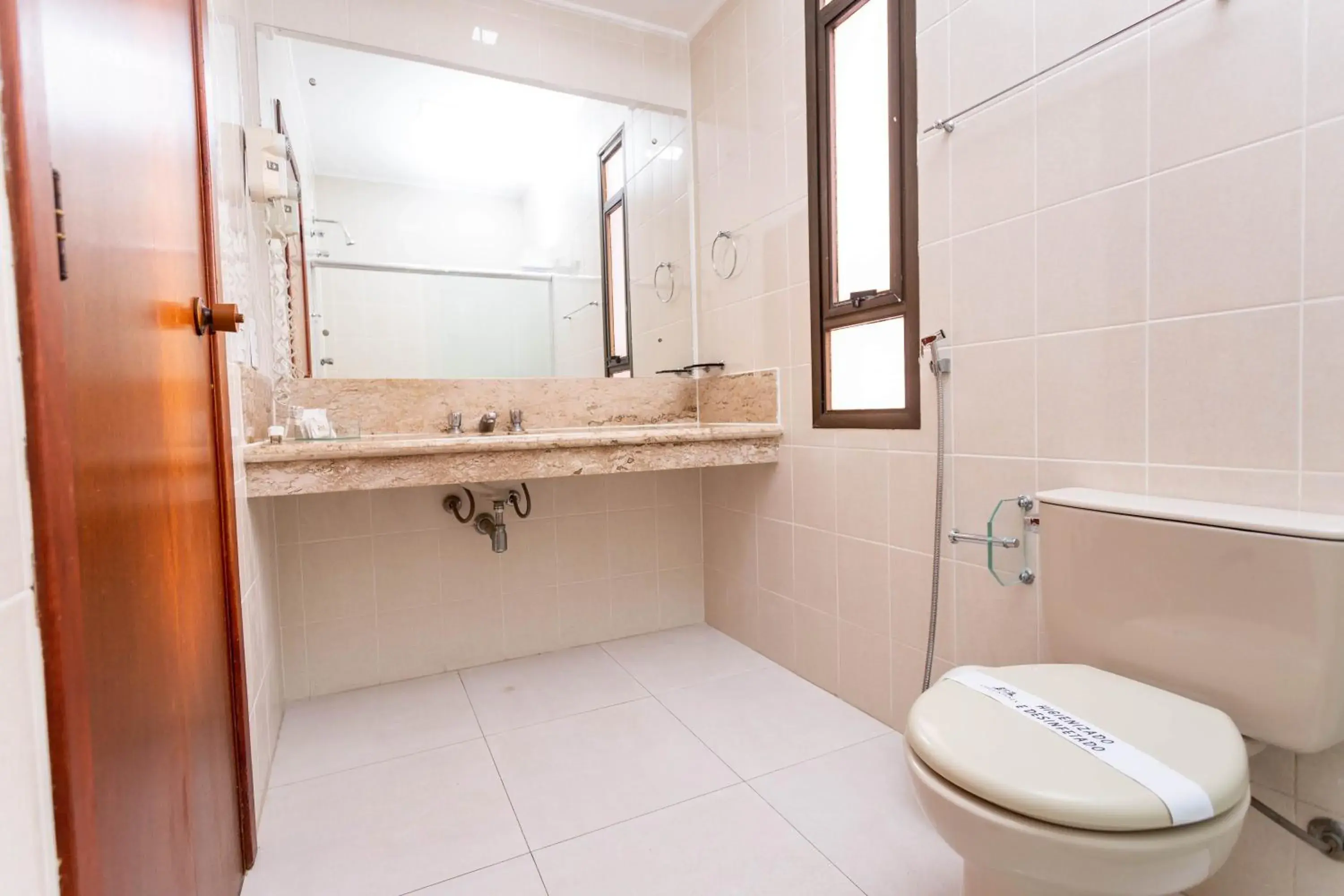 Deluxe Room - single occupancy in Hotel Carlton Plaza Deluxe Room - single occupancy in Hotel Carlton Plaza