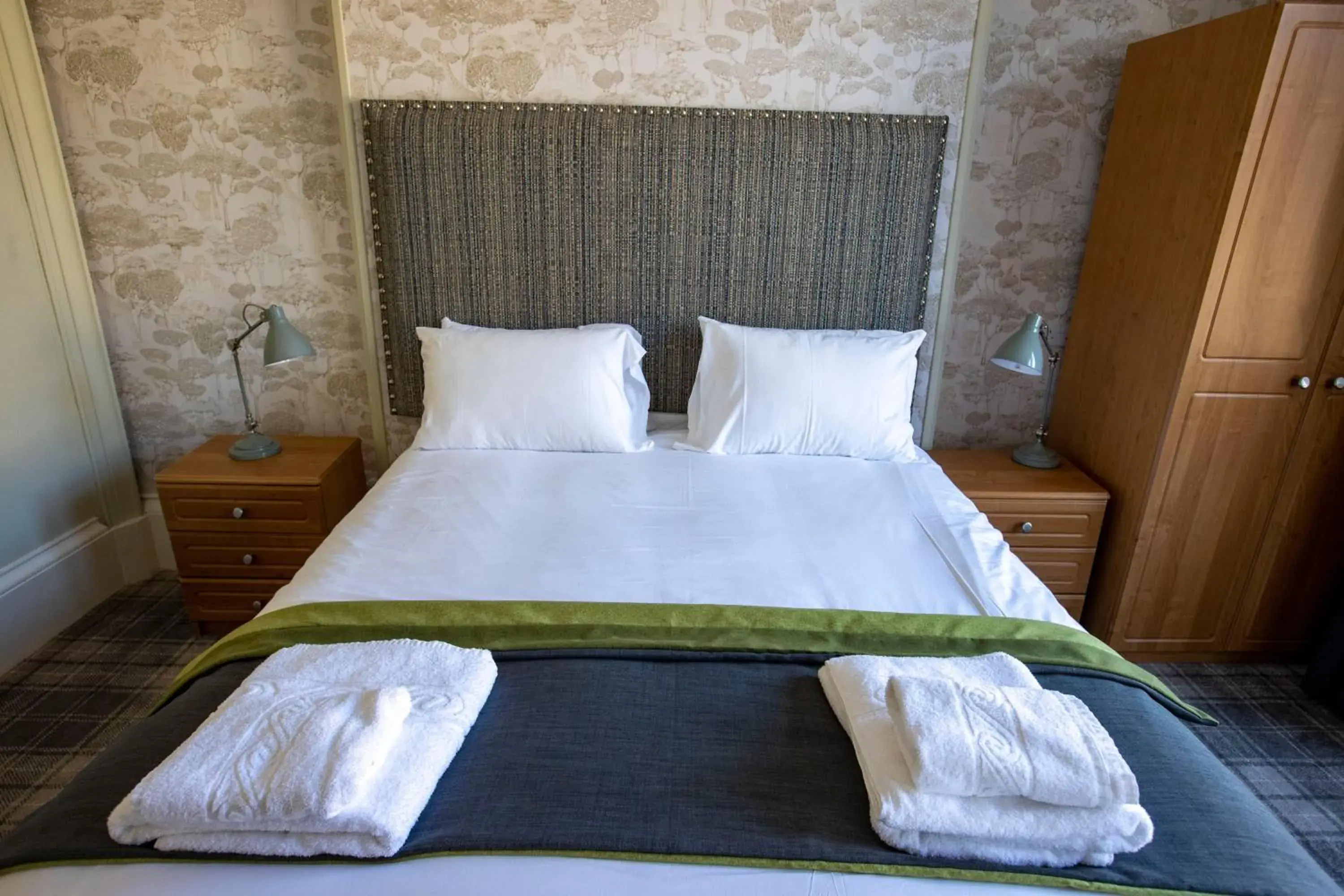 Double Room Ensuite in The Waverley Hotel Double Room Ensuite in The Waverley Hotel