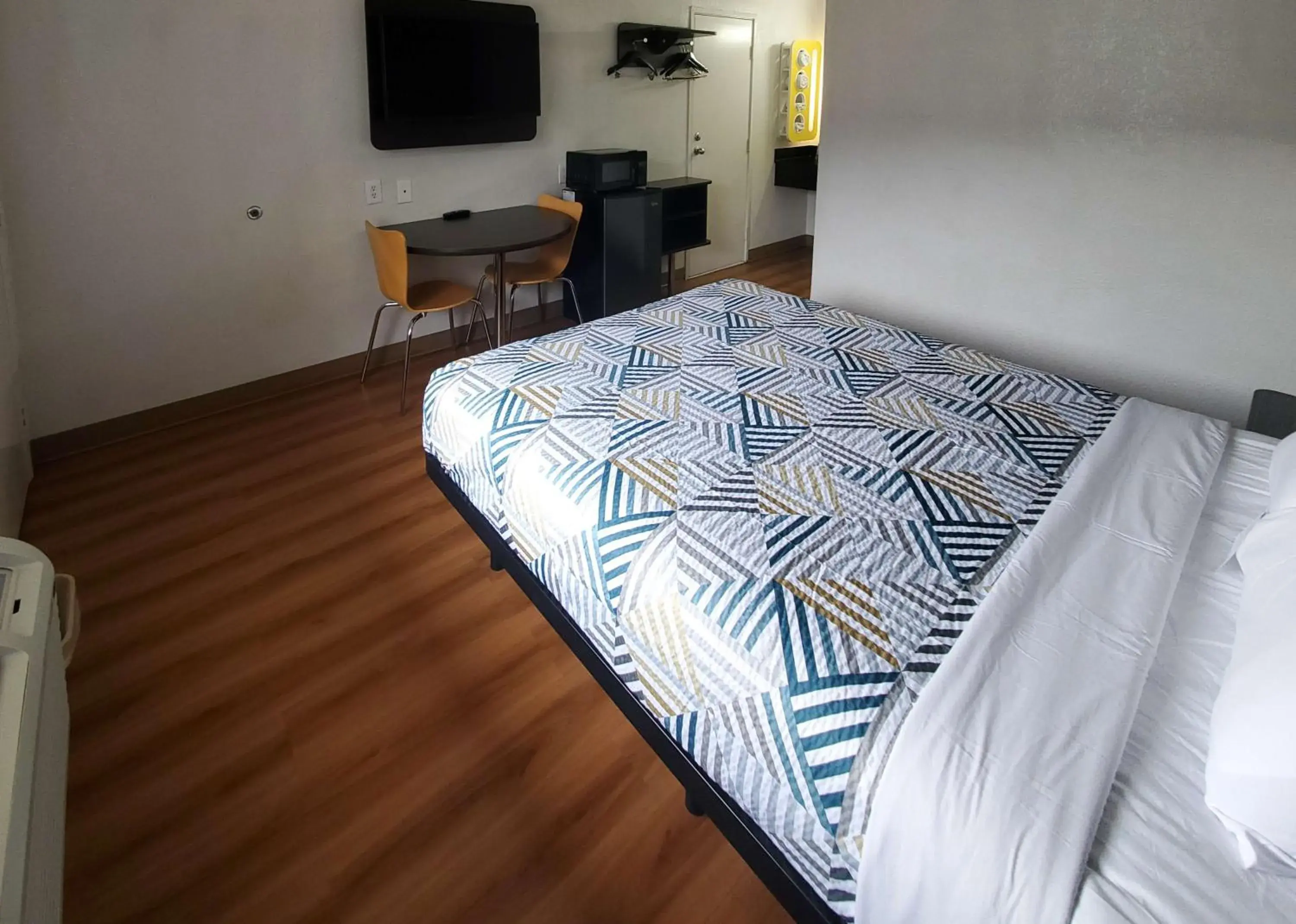 Queen Room - Smoking in Motel 6-Bellmead, TX - Waco Queen Room - Smoking in Motel 6-Bellmead, TX - Waco