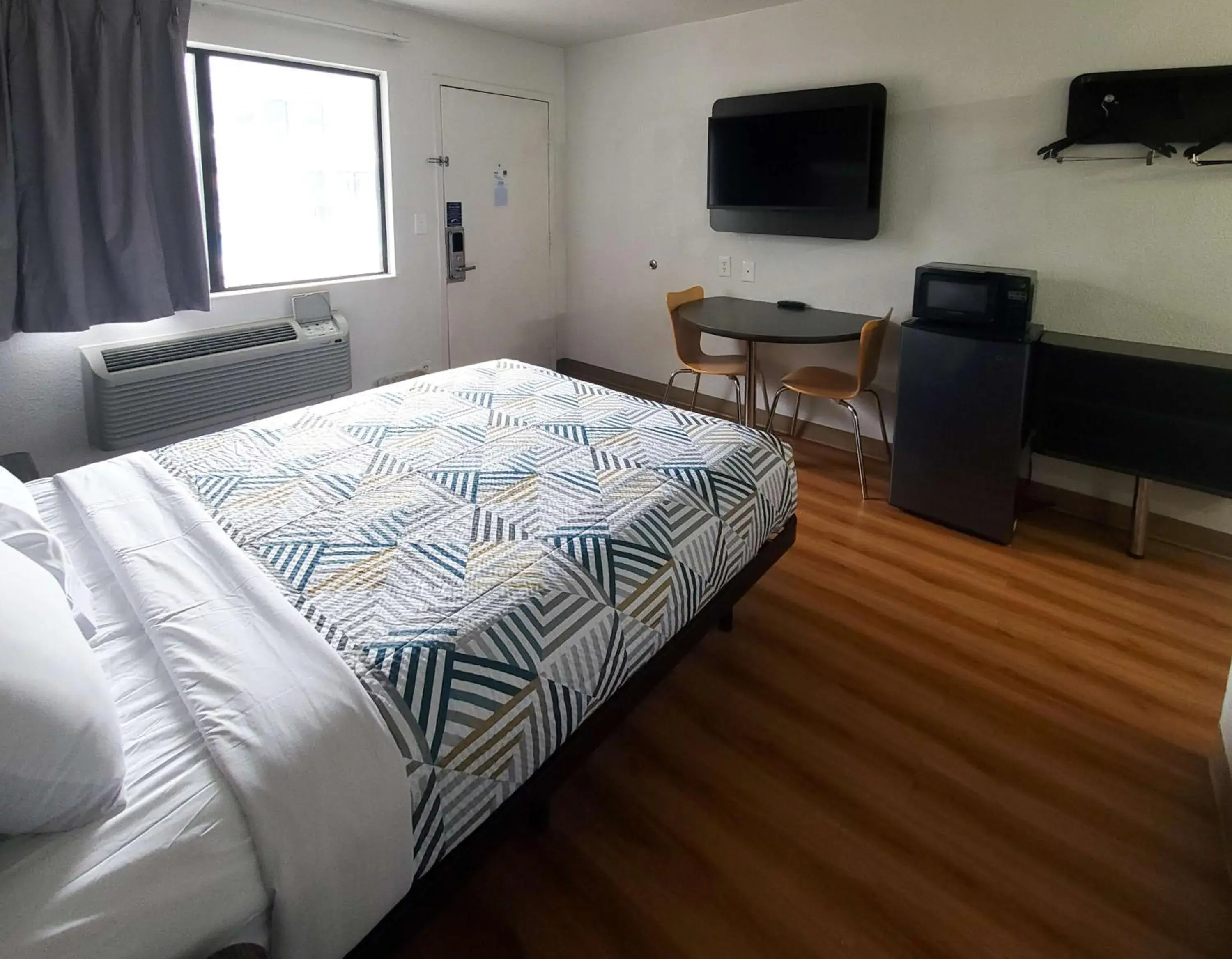 Queen Room - Disability Access - Smoking in Motel 6-Bellmead, TX - Waco Queen Room - Disability Access - Smoking in Motel 6-Bellmead, TX - Waco