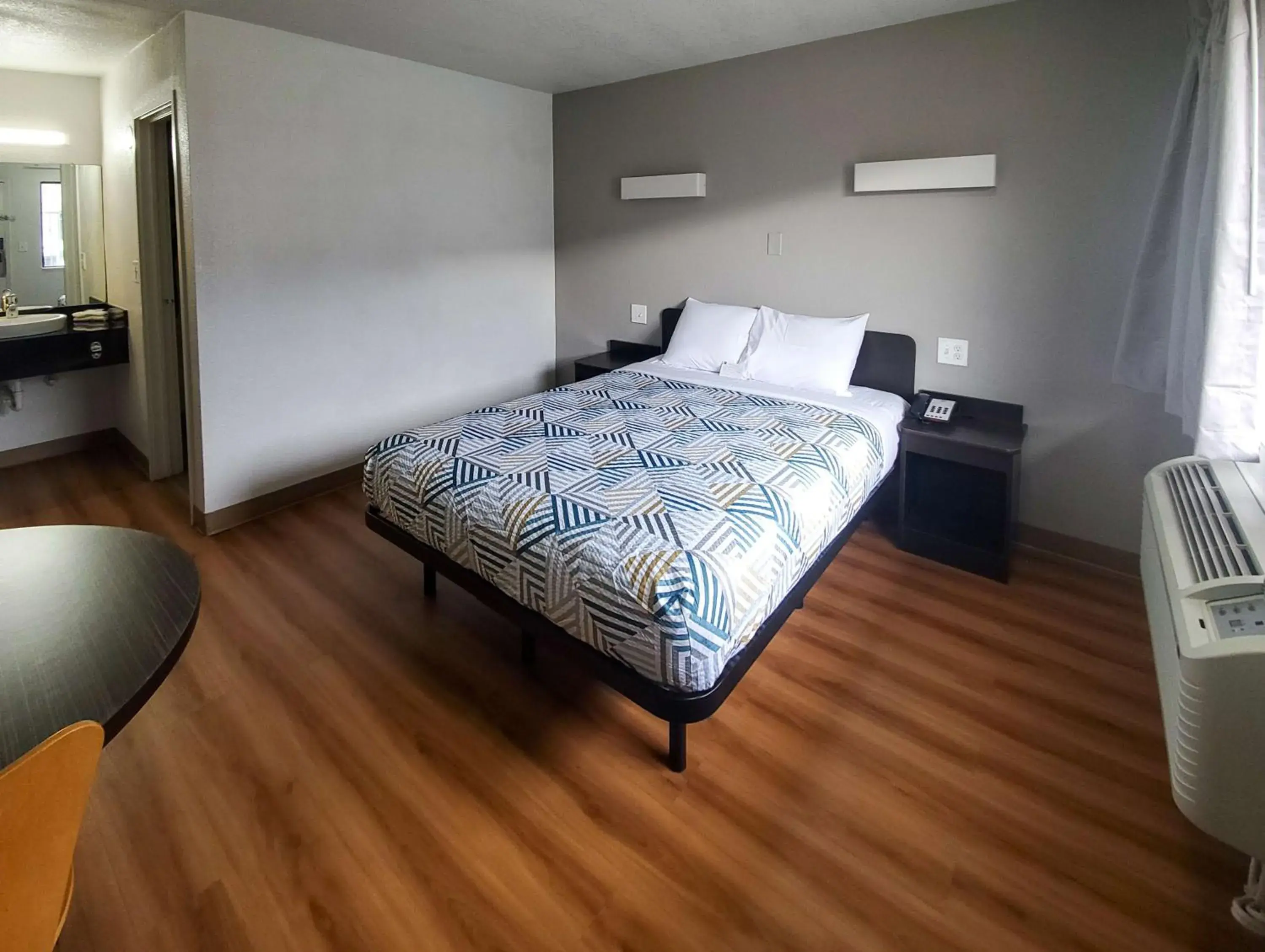 Queen Room - Non-Smoking in Motel 6-Bellmead, TX - Waco Queen Room - Non-Smoking in Motel 6-Bellmead, TX - Waco