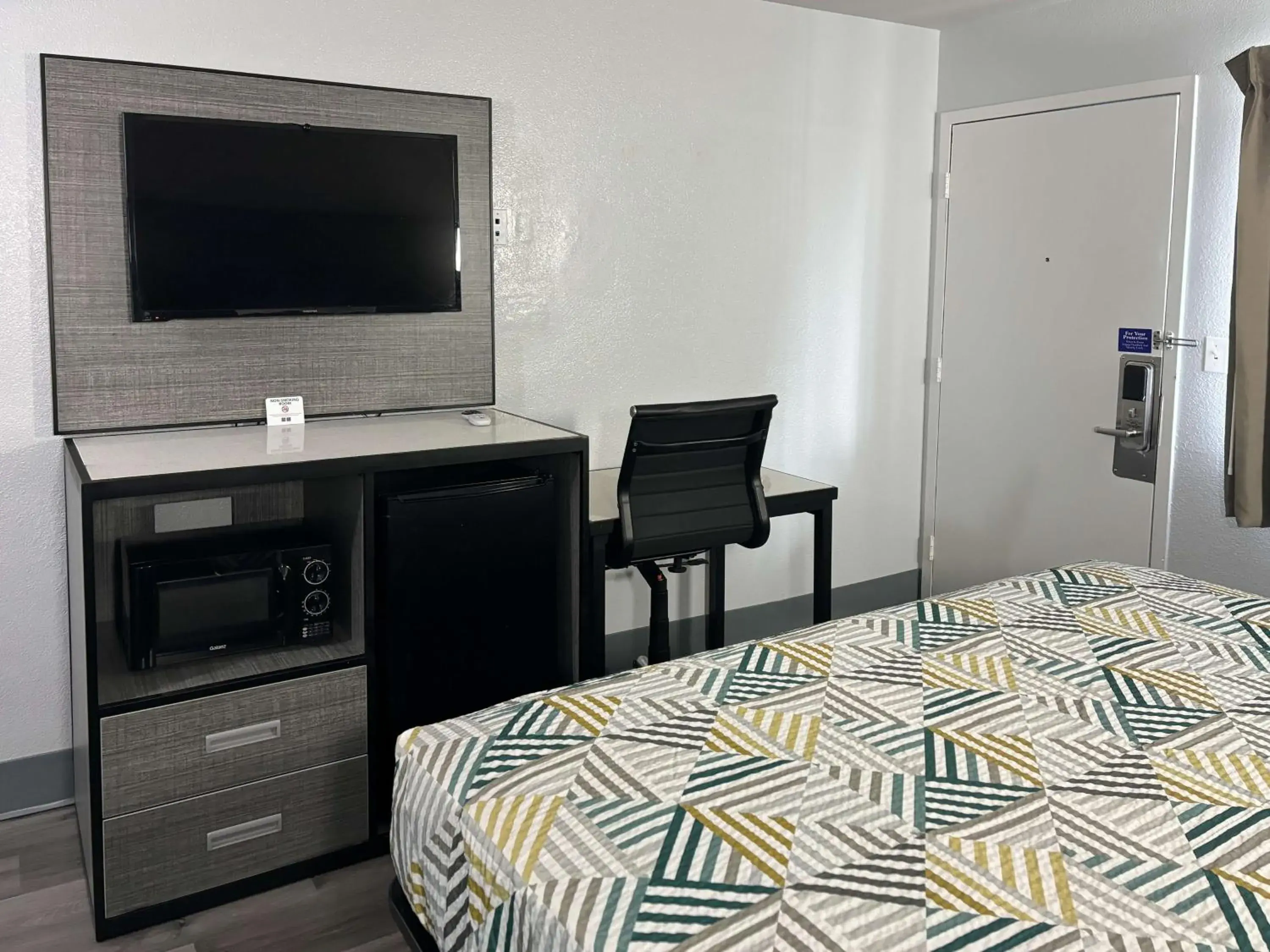 King Room - Disability Access - Non-Smoking in Motel 6-Meridian, MS King Room - Disability Access - Non-Smoking in Motel 6-Meridian, MS