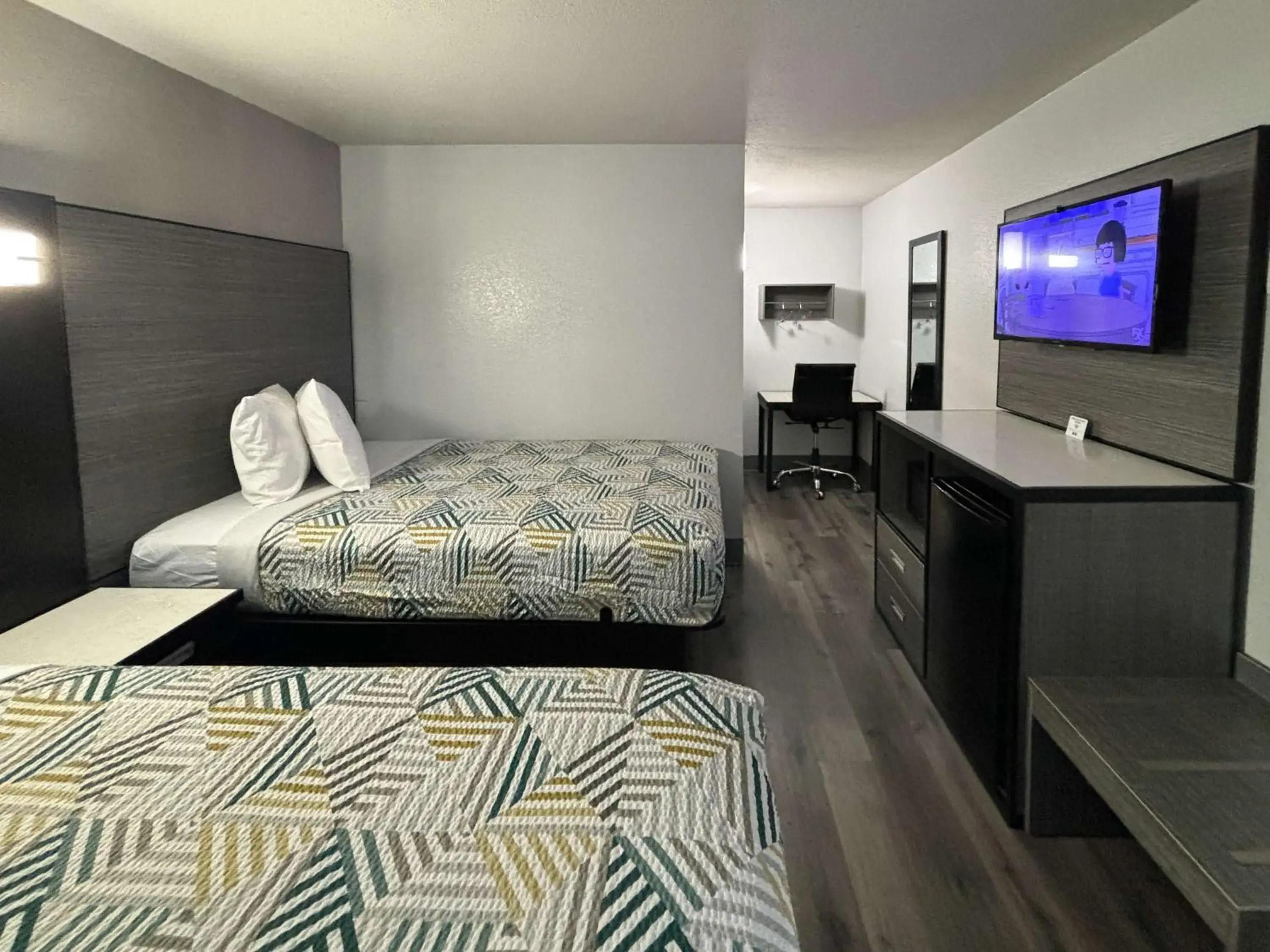 Deluxe Quadruple Room - Non-Smoking in Motel 6-Meridian, MS Deluxe Quadruple Room - Non-Smoking in Motel 6-Meridian, MS