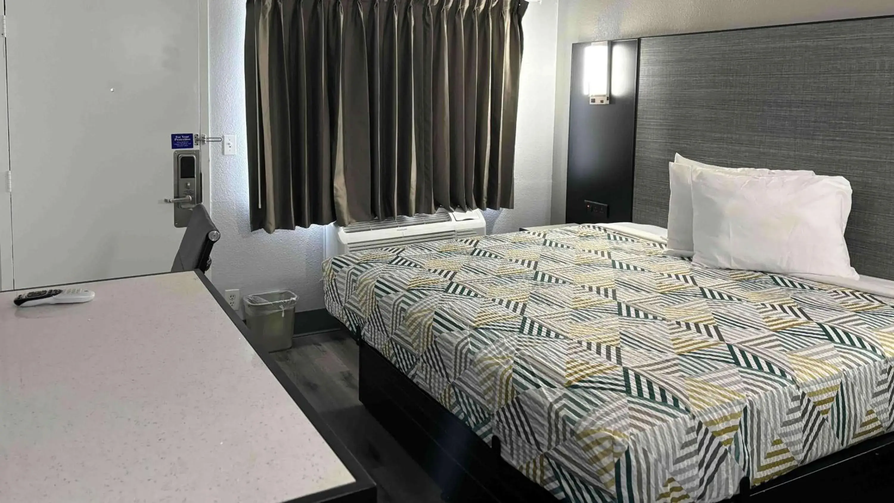 Deluxe King Room - Smoking in Motel 6-Meridian, MS Deluxe King Room - Smoking in Motel 6-Meridian, MS