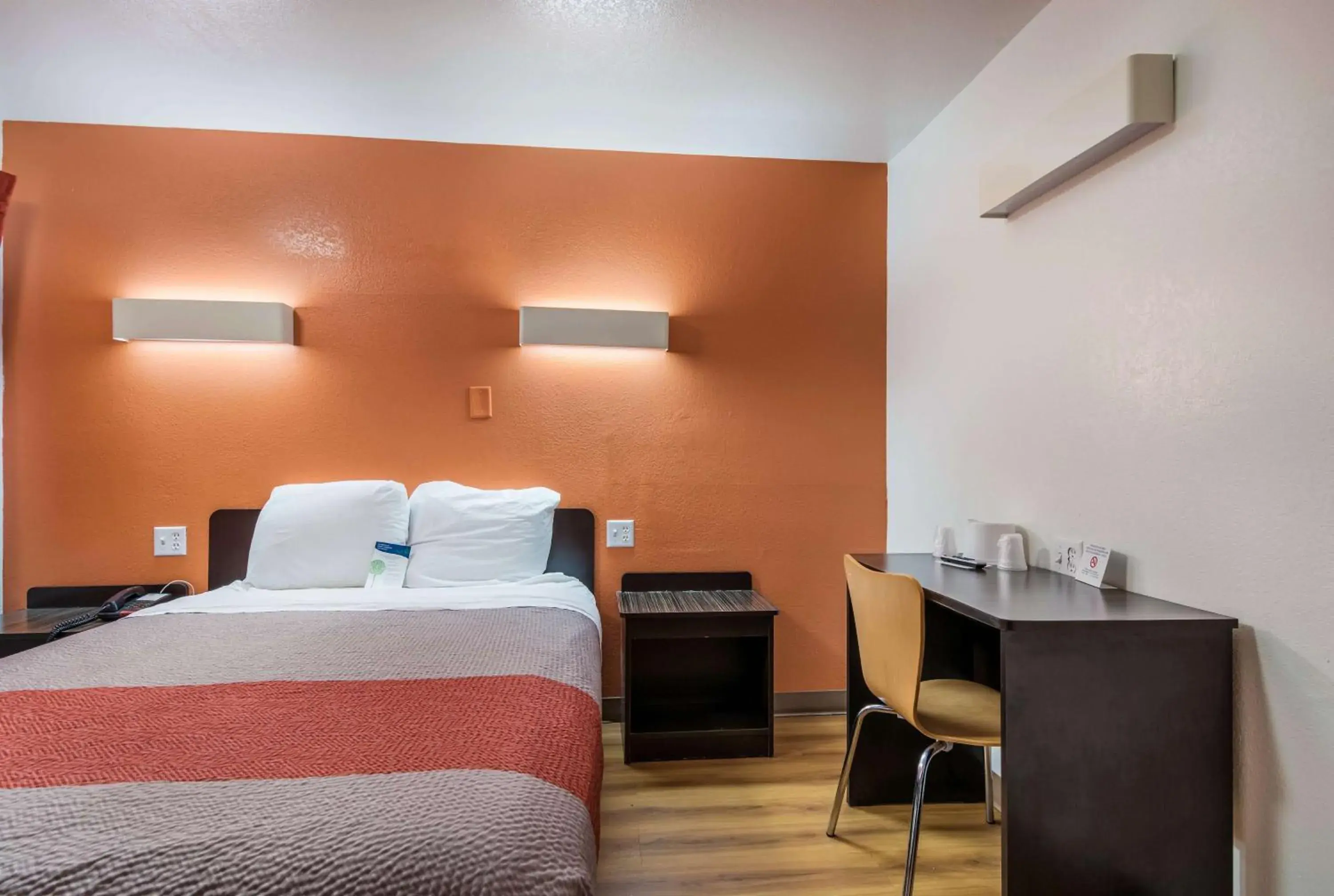 Queen Room - Disability Access - Smoking in Motel 6-Bessemer, AL - Birmingham Queen Room - Disability Access - Smoking in Motel 6-Bessemer, AL - Birmingham