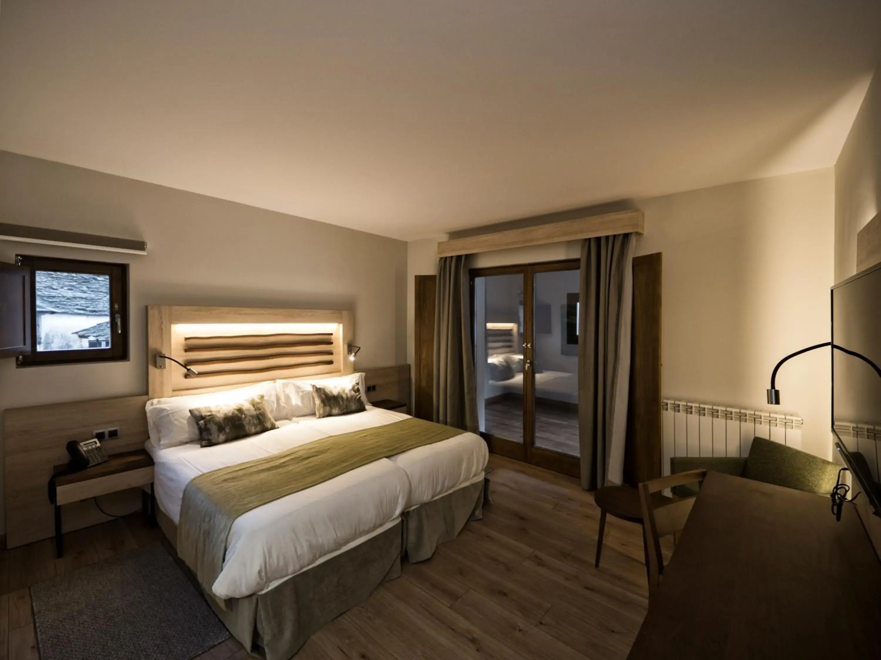 Twin Room with Balcony in Hotel Rural Las Montañas de Pumar Twin Room with Balcony in Hotel Rural Las Montañas de Pumar