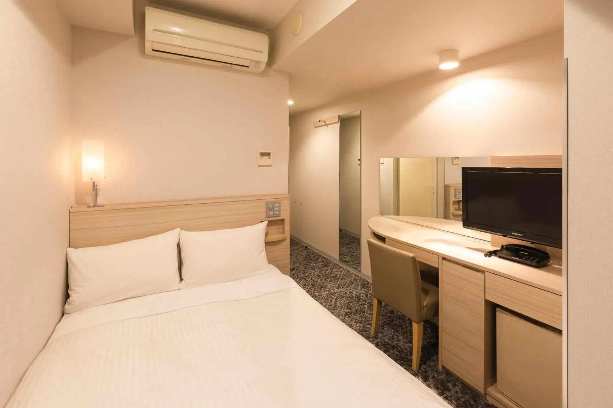 Double Room with Small Double Bed - single occupancy - Smoking in Sotetsu Fresa Inn Tokyo-Kyobashi Double Room with Small Double Bed - single occupancy - Smoking in Sotetsu Fresa Inn Tokyo-Kyobashi