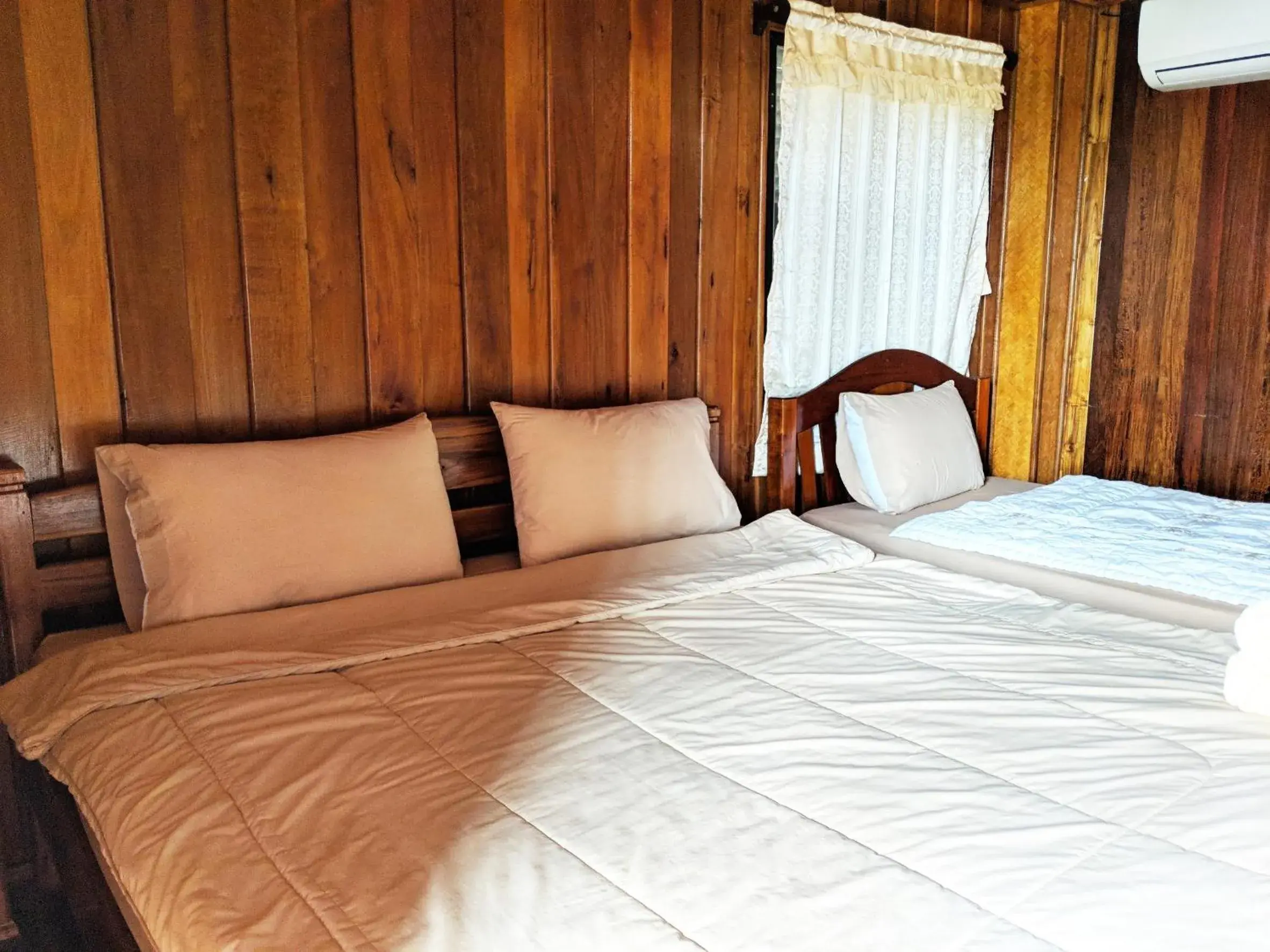 Classic Triple Room in Bansuanphuhong Resort Classic Triple Room in Bansuanphuhong Resort
