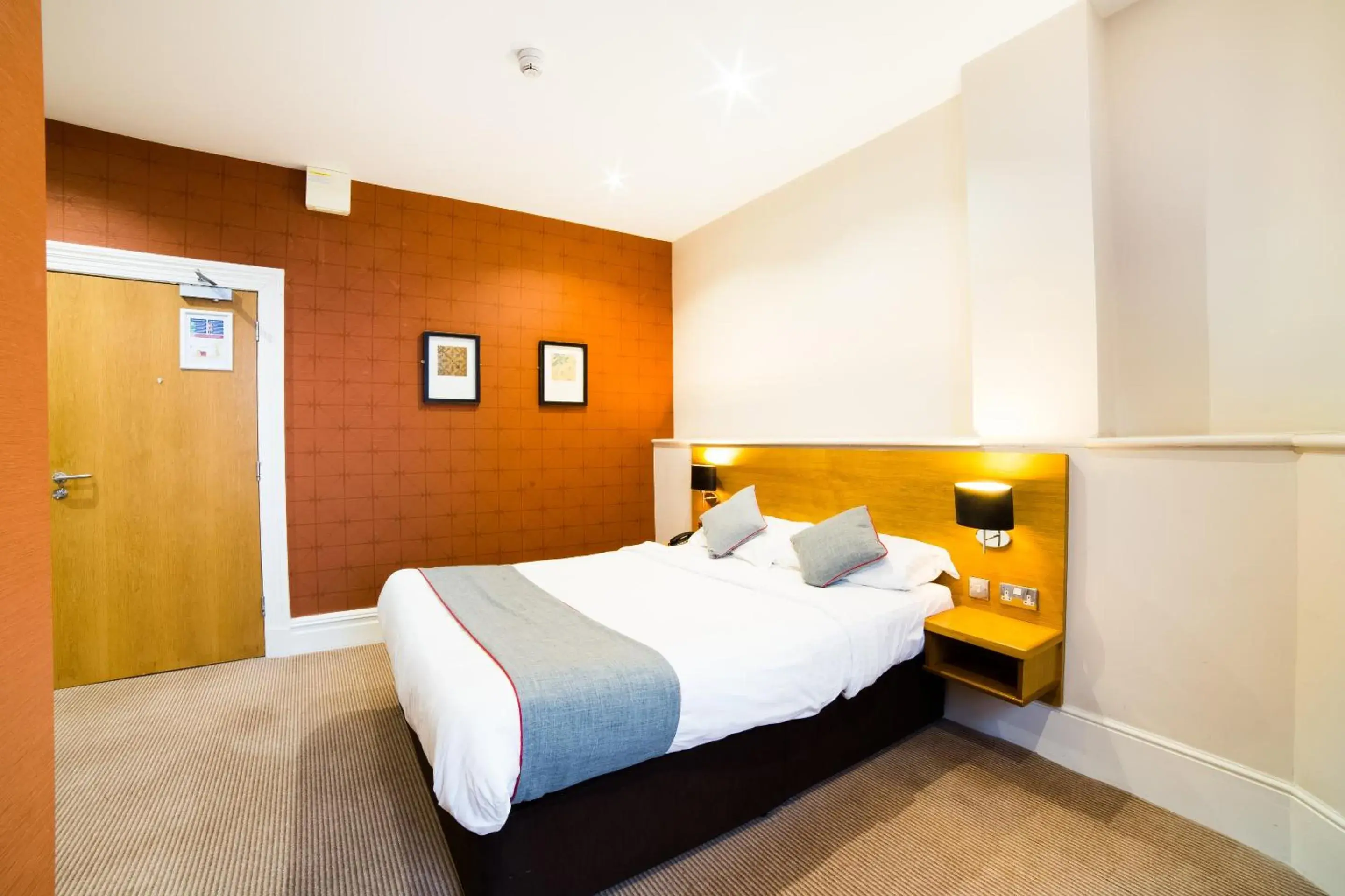 Standard Double Room in OYO Imperial Hotel Standard Double Room in OYO Imperial Hotel