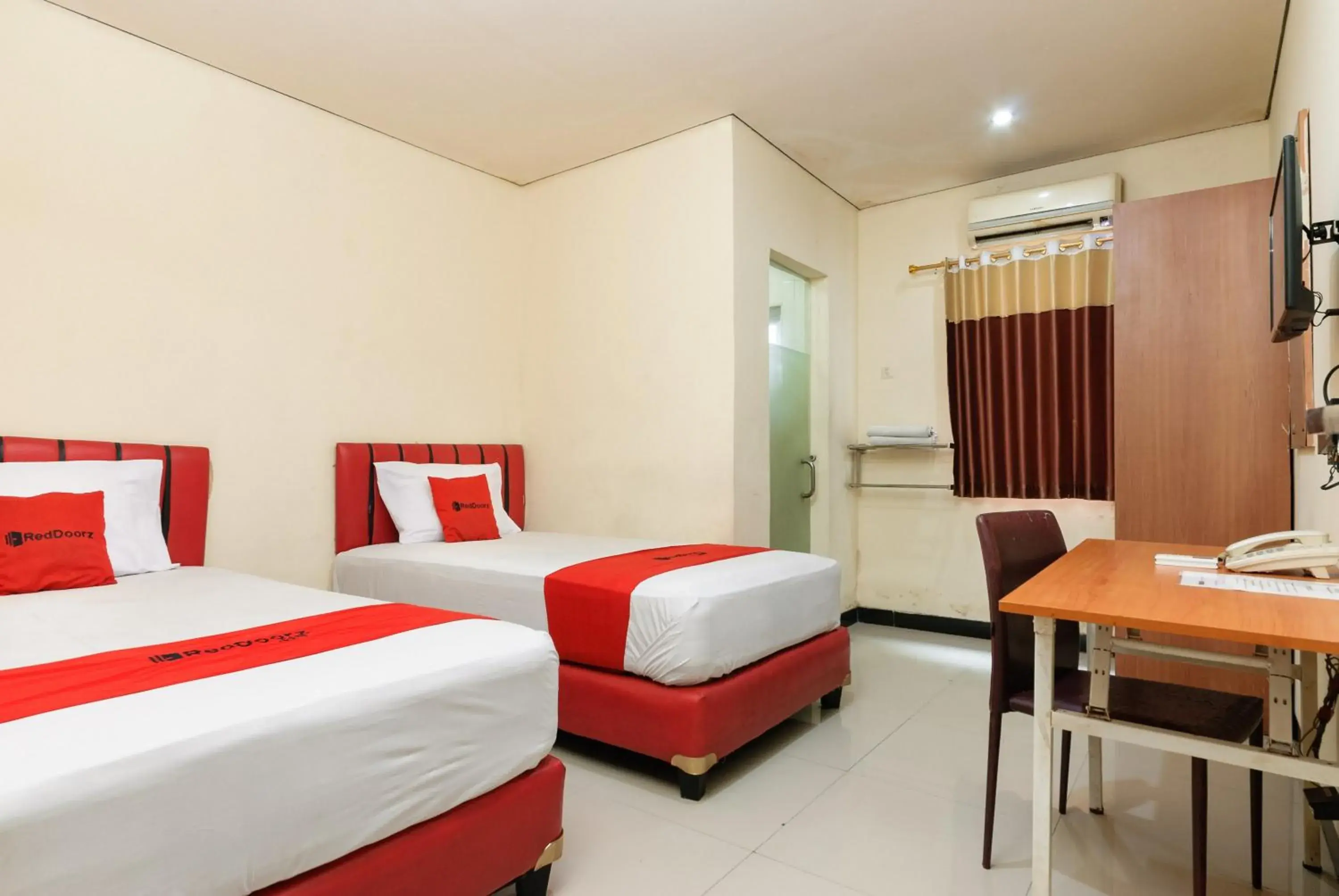 Twin Room in RedDoorz Plus @ Jalan Pemuda Jakarta Twin Room in RedDoorz Plus @ Jalan Pemuda Jakarta