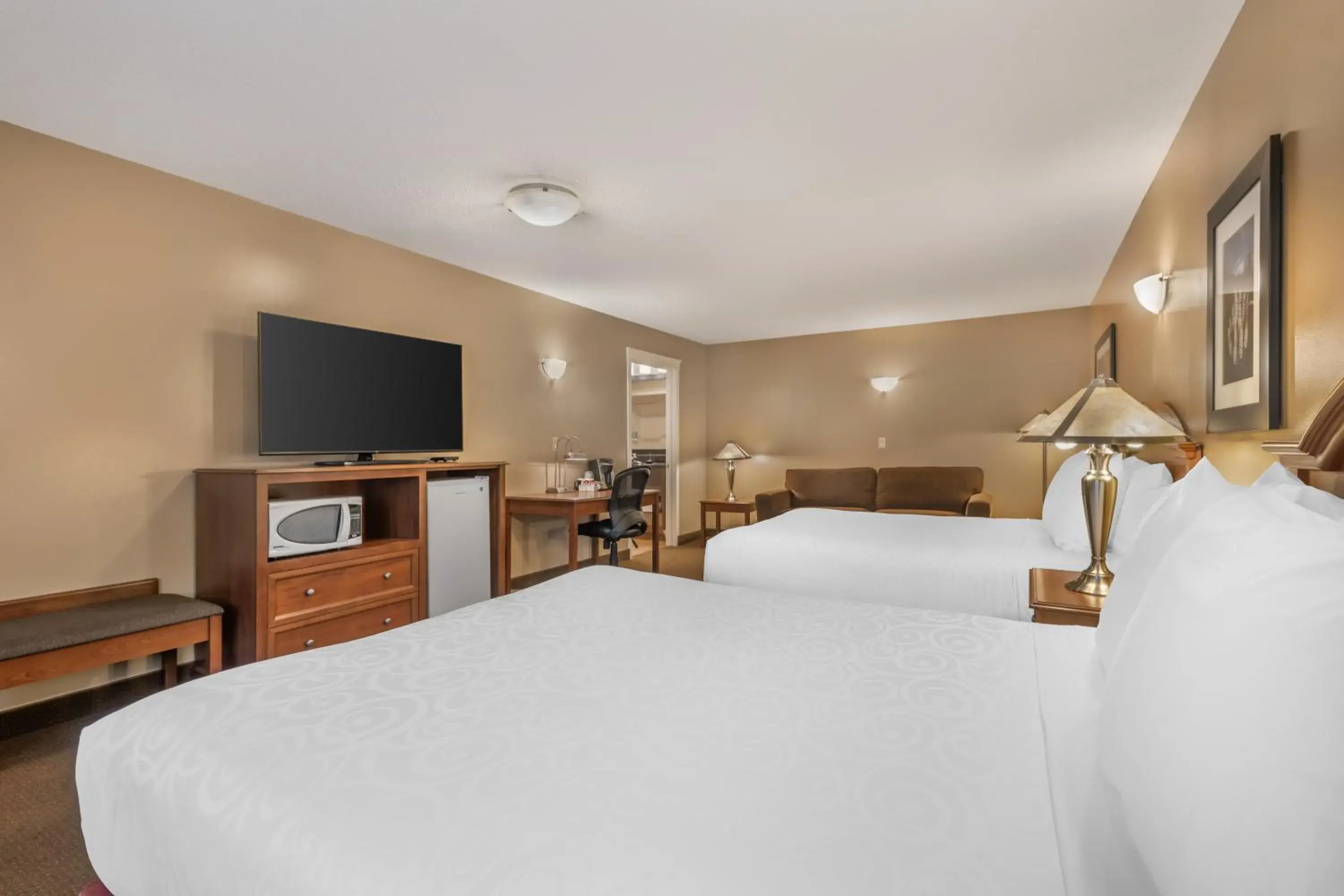 Queen Studio with Two Queen Beds and Sofa Bed - Non-Smoking in Best Western Sicamous Inn Queen Studio with Two Queen Beds and Sofa Bed - Non-Smoking in Best Western Sicamous Inn