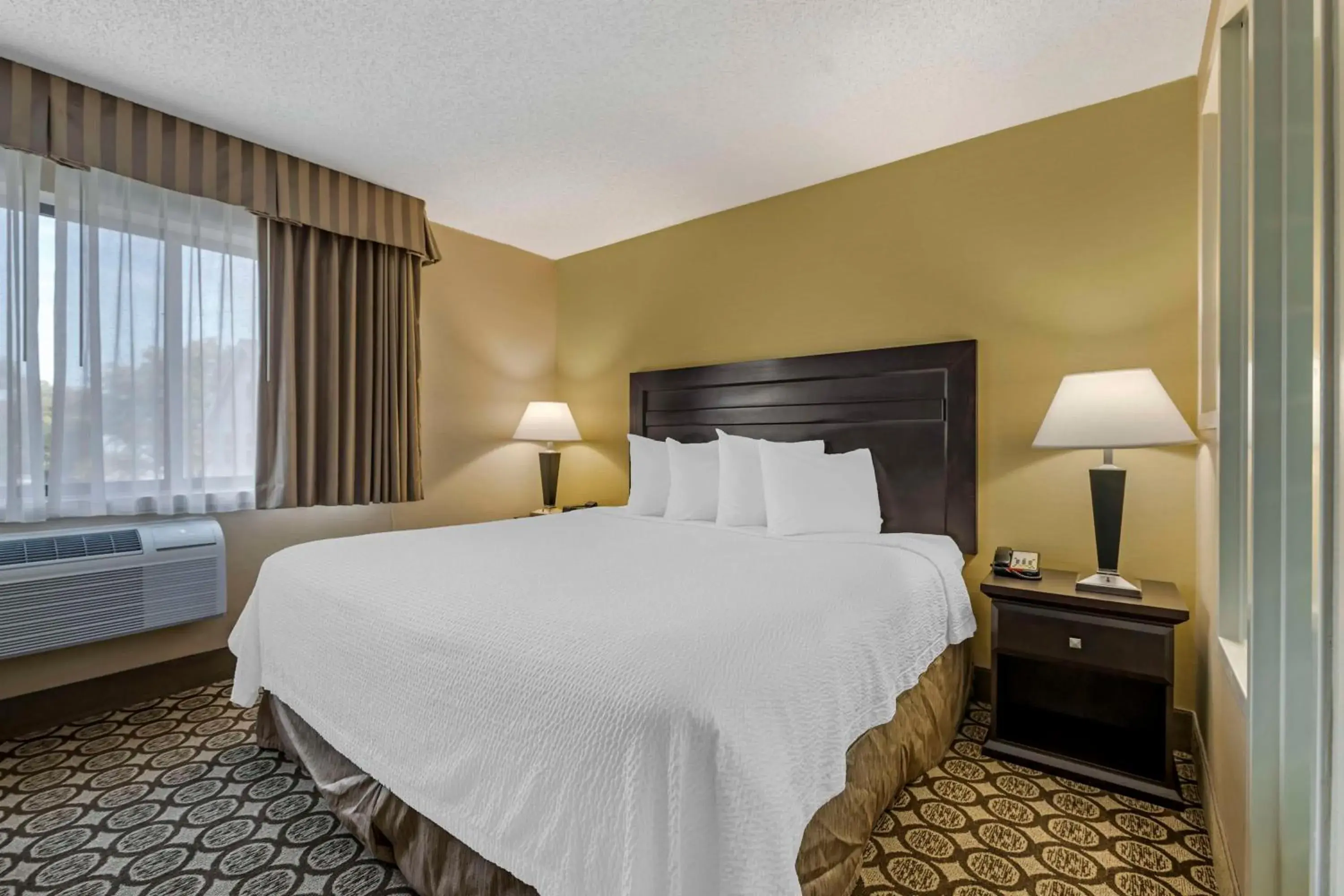 Deluxe King Room with Sofa Bed in Best Western Plus InnTowner Madison Deluxe King Room with Sofa Bed in Best Western Plus InnTowner Madison