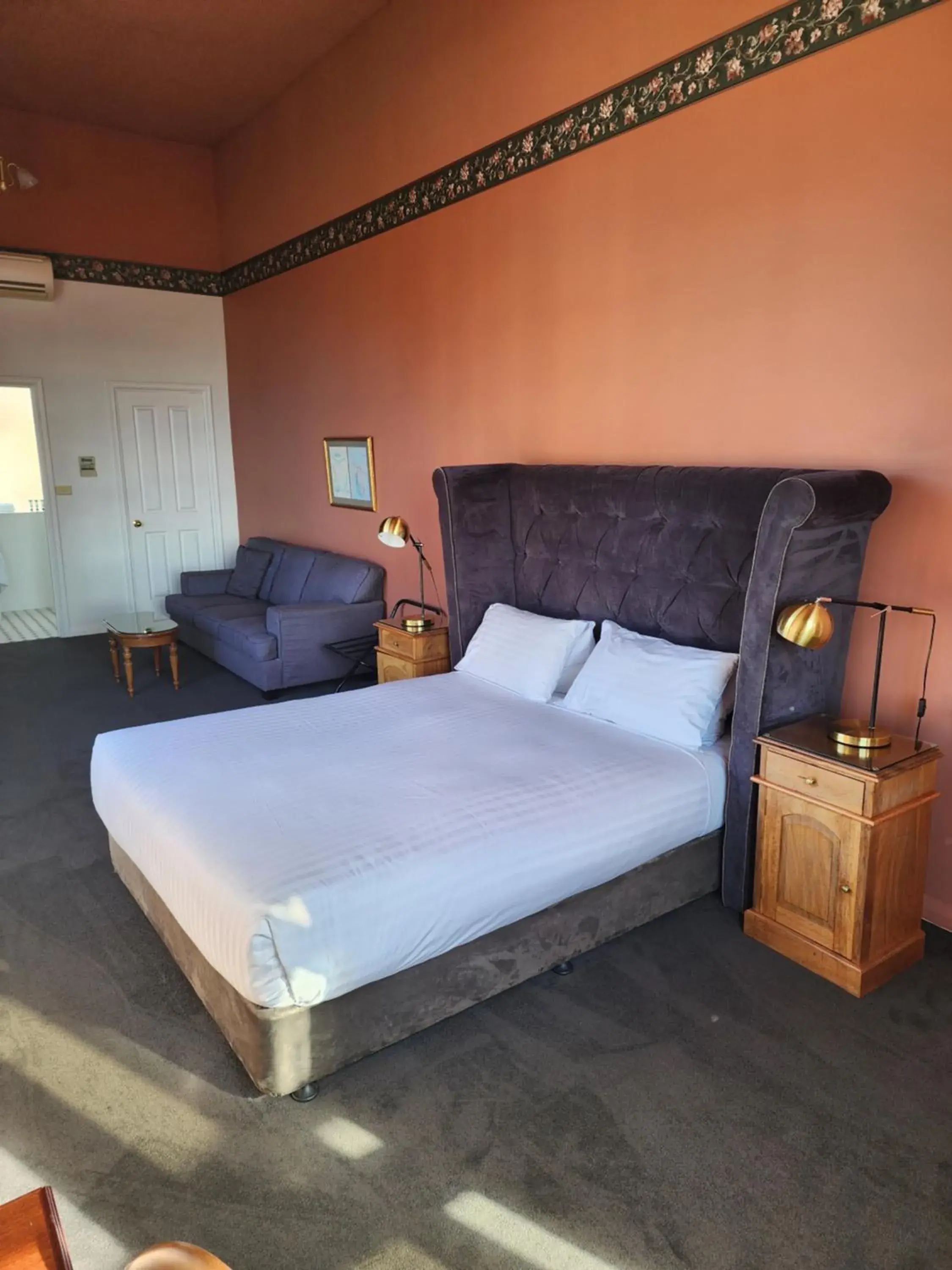 Queen Heritage Room in The Macquarie Hobart Queen Heritage Room in The Macquarie Hobart