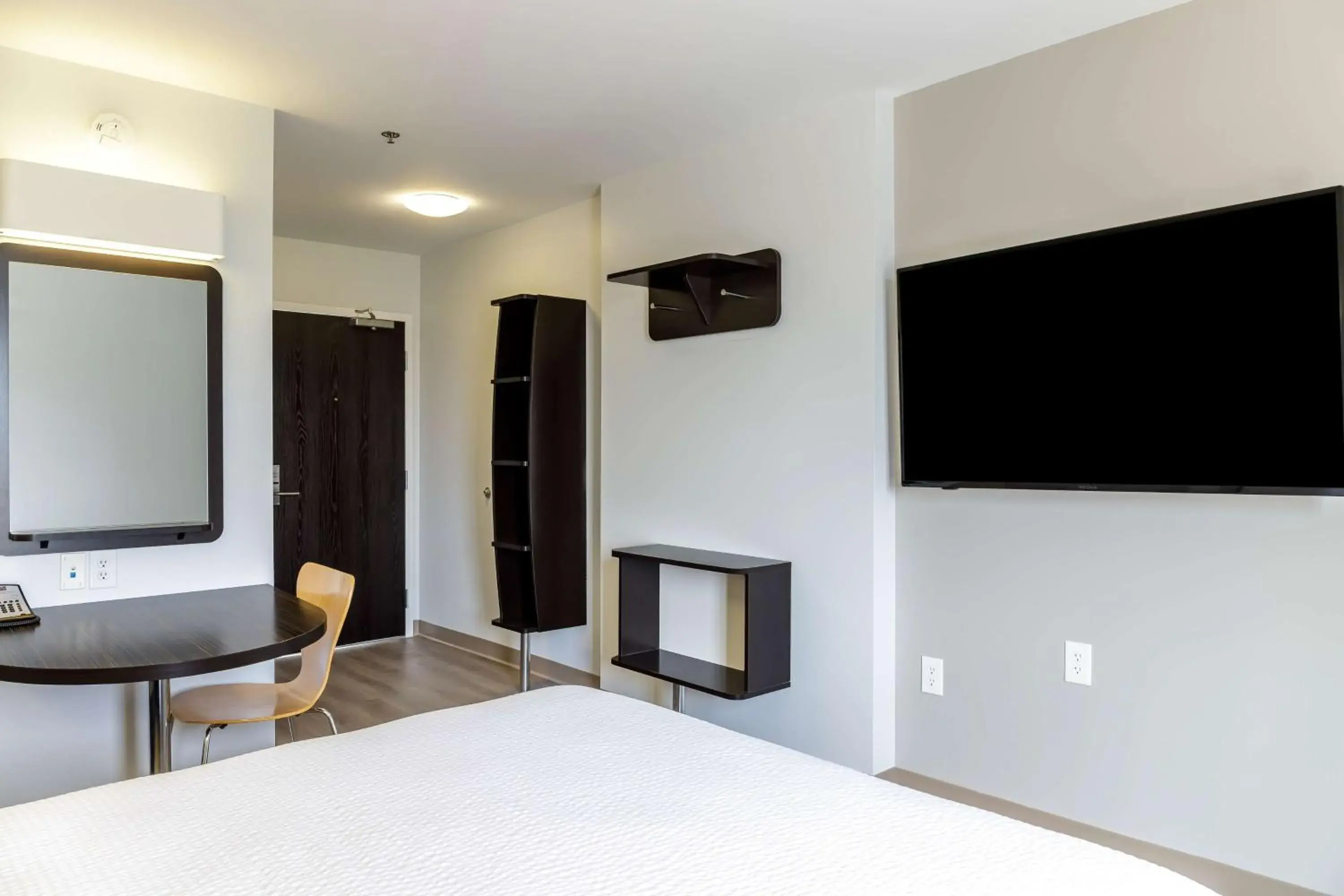 Deluxe Queen Room in Motel 6-Headingley, MB - Winnipeg West Deluxe Queen Room in Motel 6-Headingley, MB - Winnipeg West