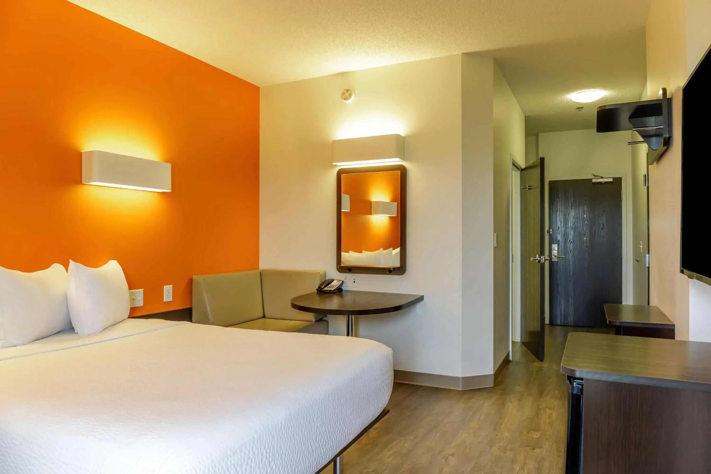 Queen Room - Disability Access in Motel 6-Headingley, MB - Winnipeg West Queen Room - Disability Access in Motel 6-Headingley, MB - Winnipeg West