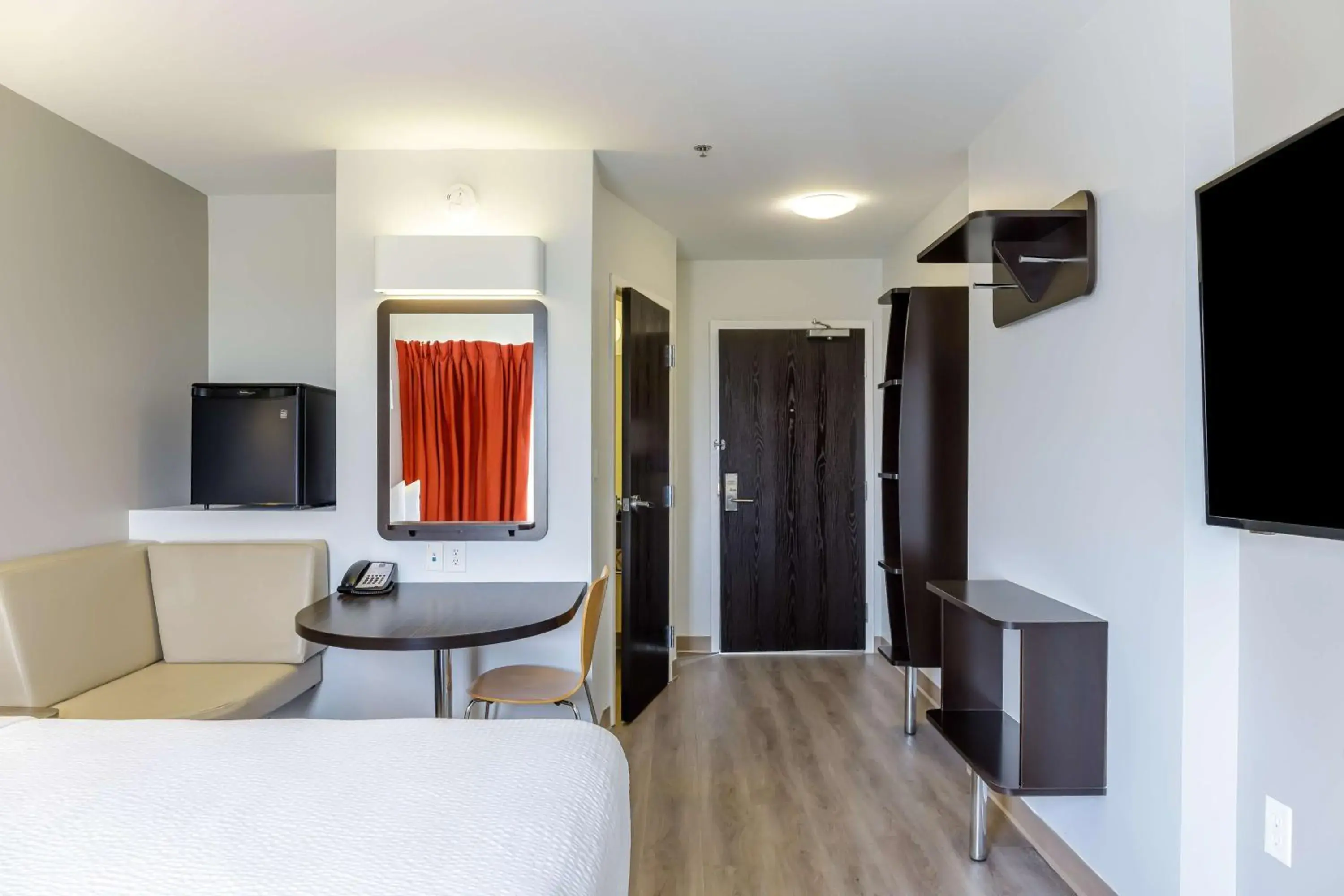 Queen Room - Non-Smoking in Motel 6-Headingley, MB - Winnipeg West Queen Room - Non-Smoking in Motel 6-Headingley, MB - Winnipeg West