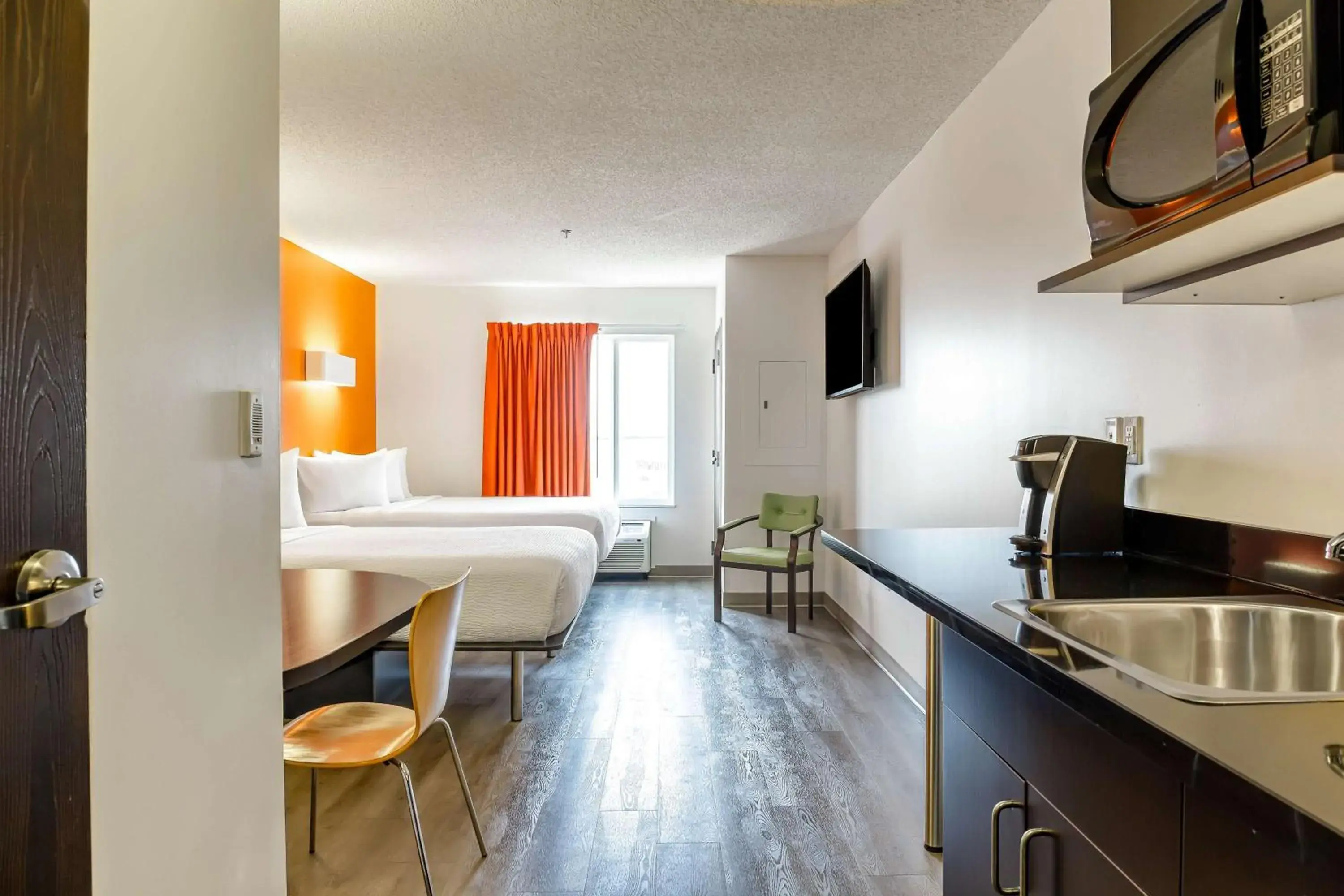 Deluxe Queen Room with Two Queen Beds - Non-Smoking in Motel 6-Headingley, MB - Winnipeg West Deluxe Queen Room with Two Queen Beds - Non-Smoking in Motel 6-Headingley, MB - Winnipeg West